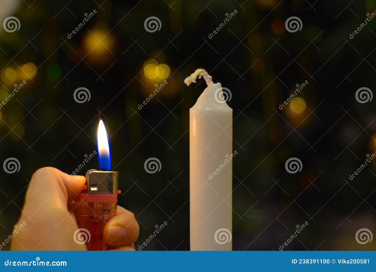 Encender Una Vela Con Un Encendedor. Candelabro Ardiente En La Oscuridad  Foto de archivo - Imagen de quemadura, esperanza: 238391100