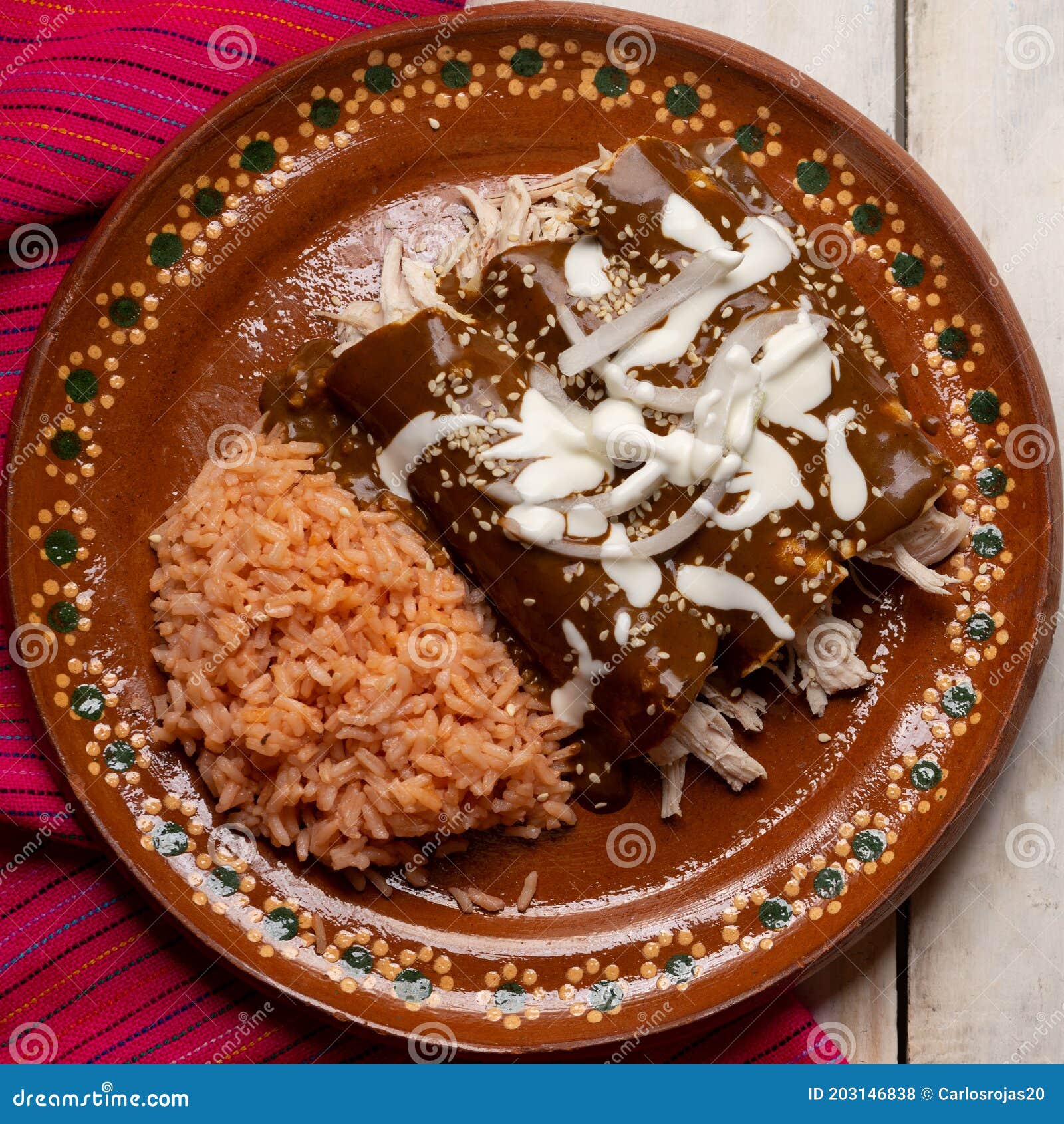 Enchiladas De Pollo Mexicano Con Salsa De Mole Y Arroz Con Fondo Blanco  Foto de archivo - Imagen de fondo, cena: 203146838