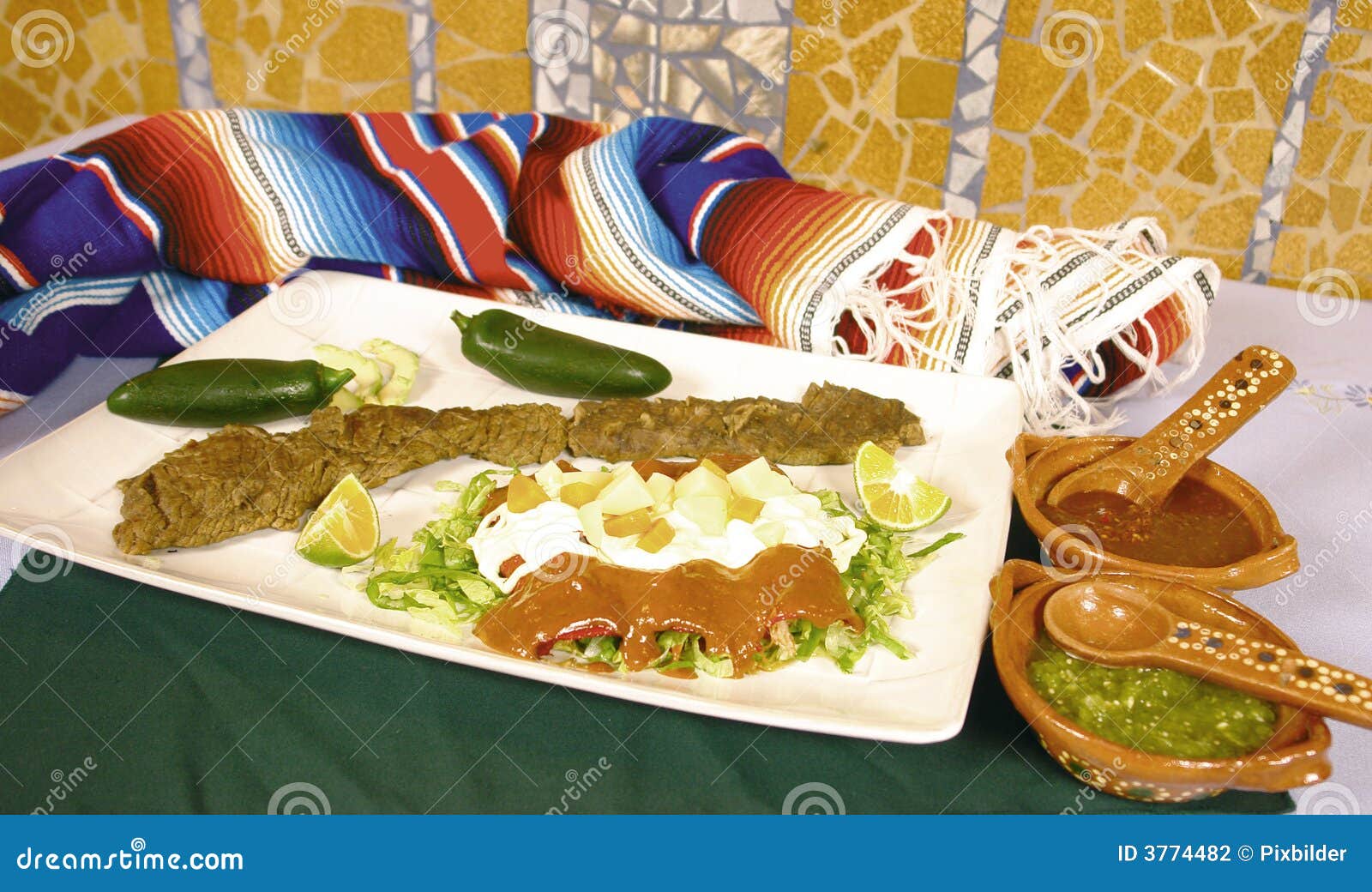 Enchiladas mexicanos de Typcial com molhos verdes e encarnados