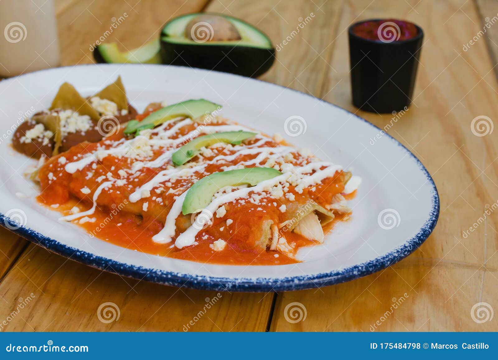 Enchiladas Rojas Comida Mexicana Con Salsa De Tomate Y Queso En México Foto  de archivo - Imagen de comida, cocina: 175484798