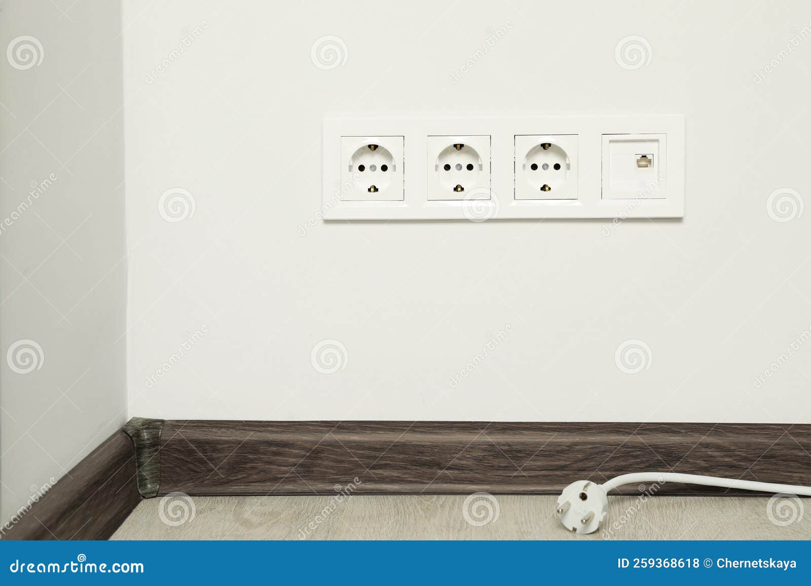 Enchufe Cerca De La Pared Blanca Con Enchufes De Alimentación En  Interiores. Suministro Eléctrico Foto de archivo - Imagen de eléctrico,  blanco: 259368618