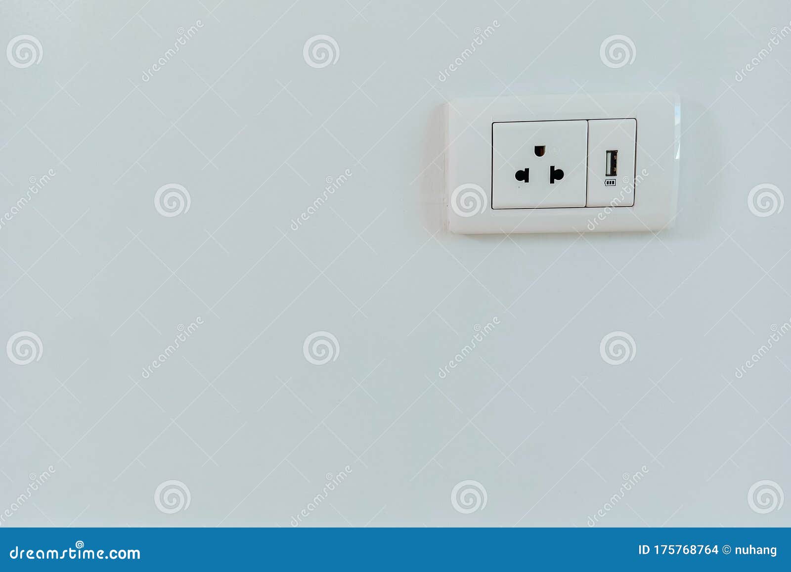 Enchufe Eléctrico Blanco Y Toma De Pared Usb Foto de archivo - Imagen de  objeto, primer: 175768764