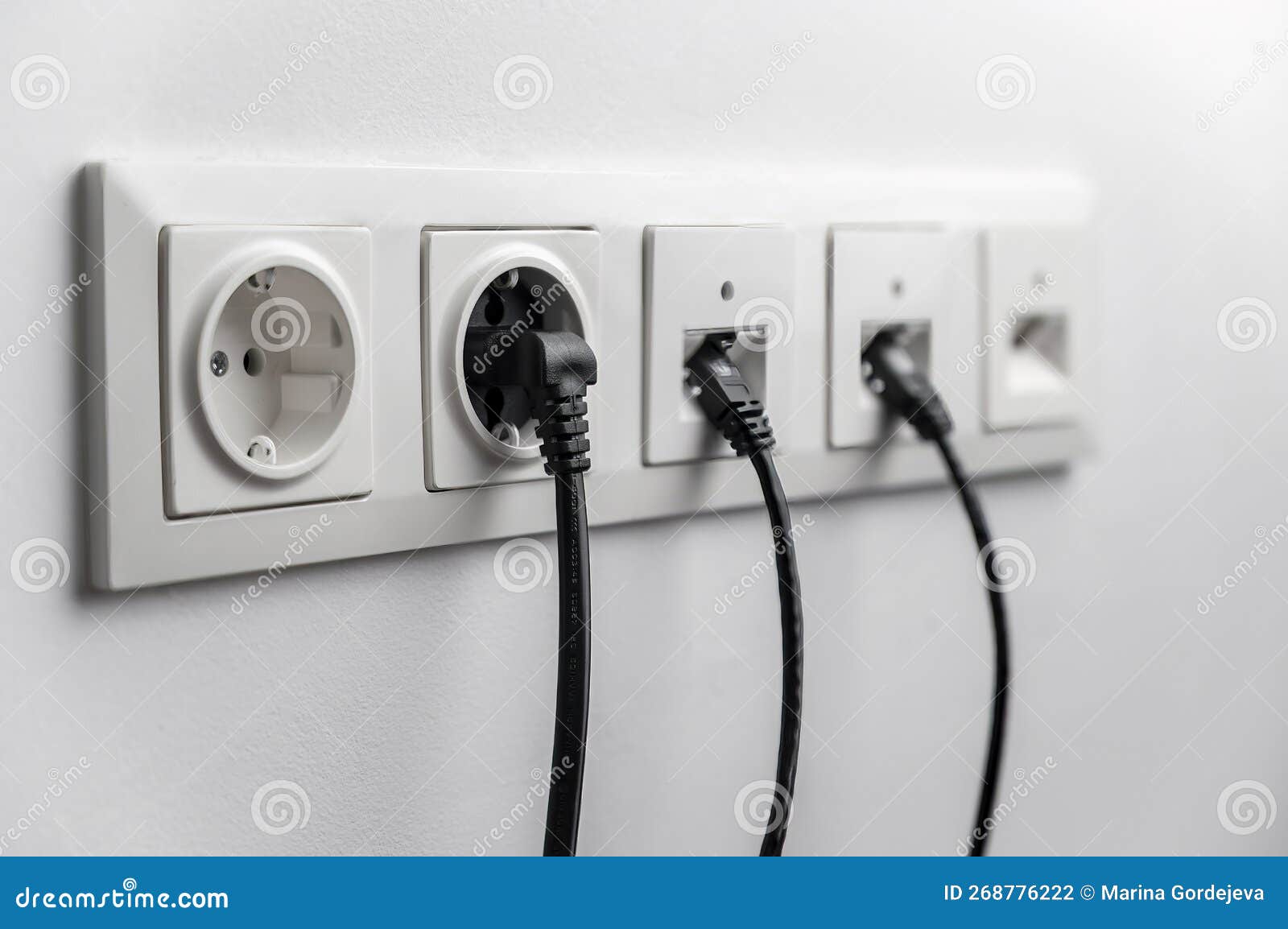 Enchufe Eléctrico E Internet En Una Pared Blanca De La Habitación