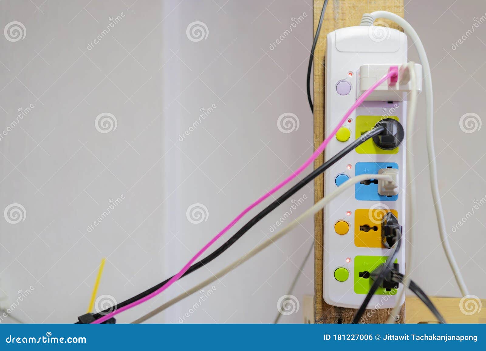 https://thumbs.dreamstime.com/z/enchufe-m%C3%BAltiple-con-enchufes-conectados-conector-de-cable-para-tarjetas-alimentaci%C3%B3n-sobrecargadas-foco-cierre-en-primer-plano-181227006.jpg