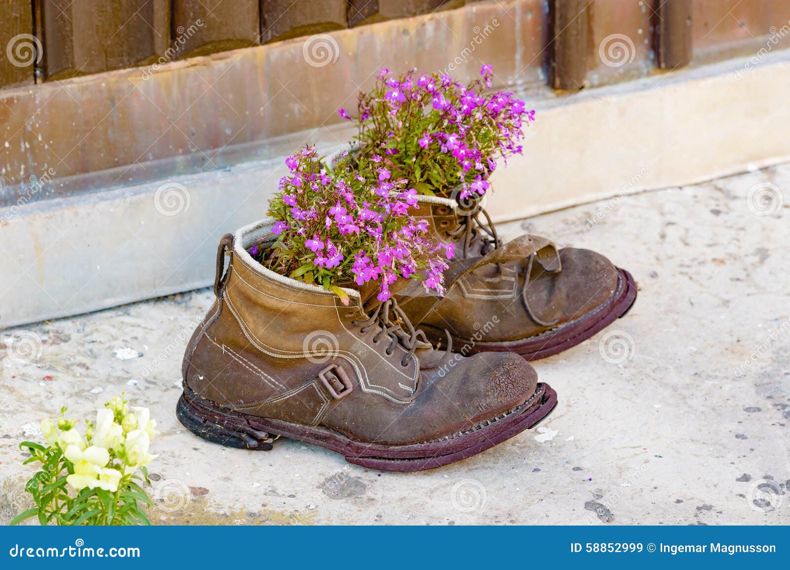 Botas recicladas imagen de archivo. Imagen de idea, rasgado - 58852999, image size:1600x1154