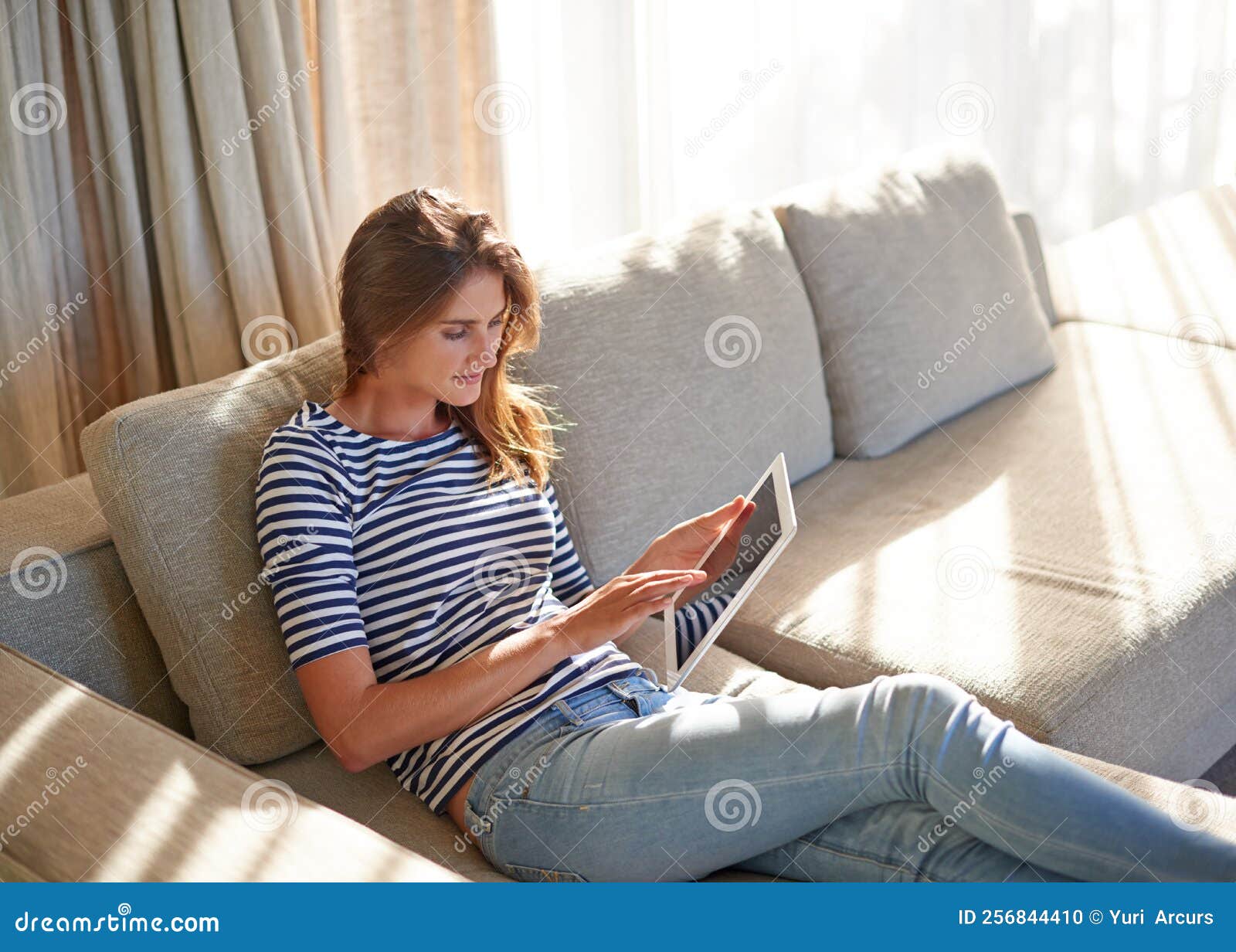 Duas Meninas No Sofá à Noite Com Um Tablet Digital. Jogos Online