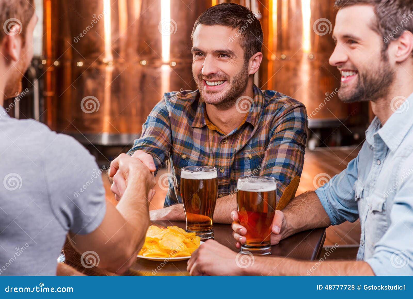 Encuentro de viejos amigos foto de archivo. Imagen de hombres 48777728