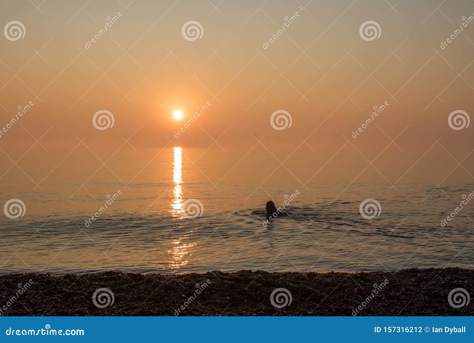 Contiene Manga Pescador EnergÃa Alternativa. Estilo De Vida Saludable. Nadador De Mar Solitario En  El Hermoso Amanecer De Turbinas EÃ³licas Distantes Foto de archivo - Imagen  de hermoso, alternativa: 157316212