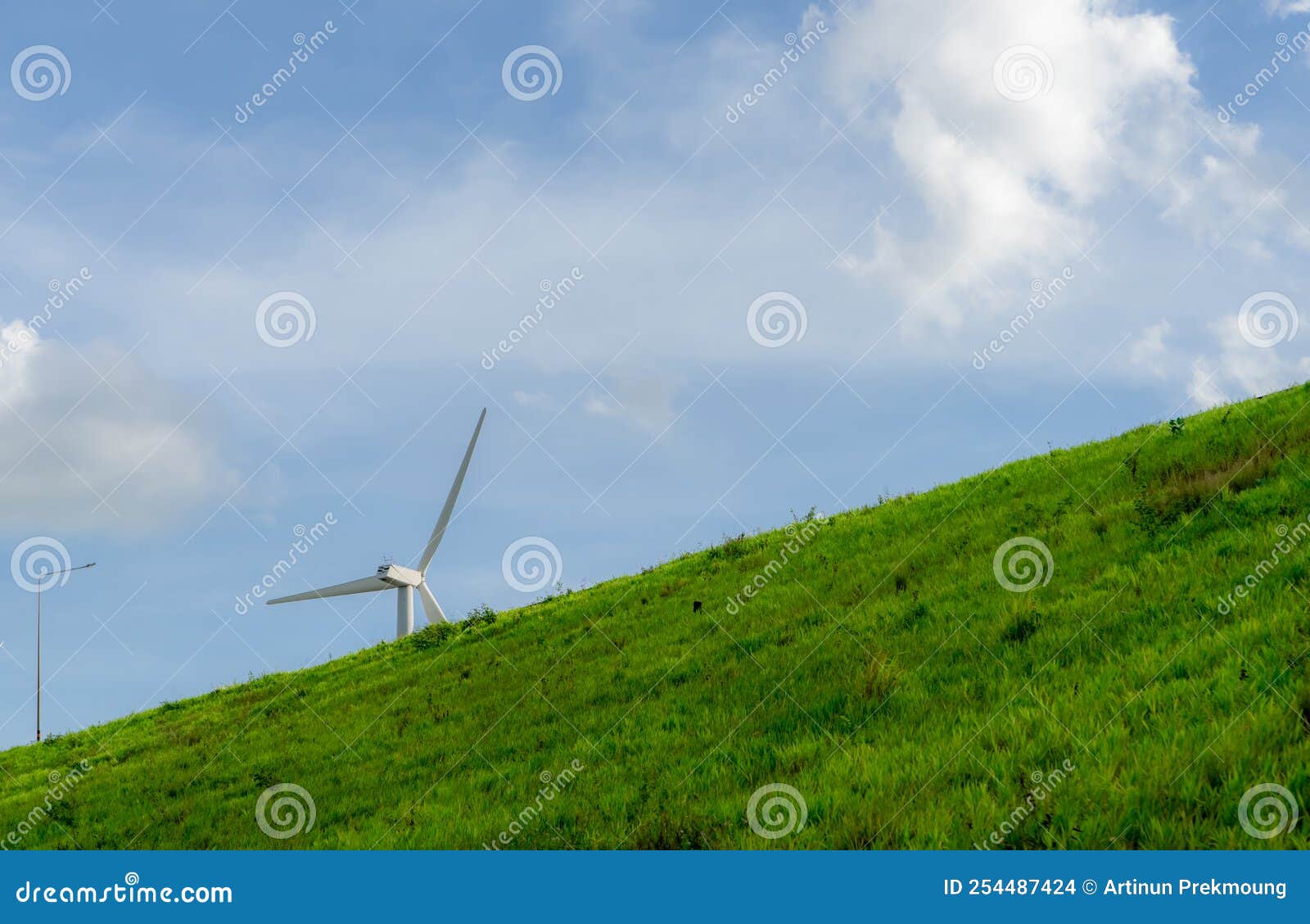 Energia Eólica. Energia Eólica. Energias Renováveis Sustentáveis. Turbinas  Eólicas Geram Eletricidade. Fazenda De Moinhos De Vento Foto de Stock -  Imagem de paisagem, moinho: 254487424