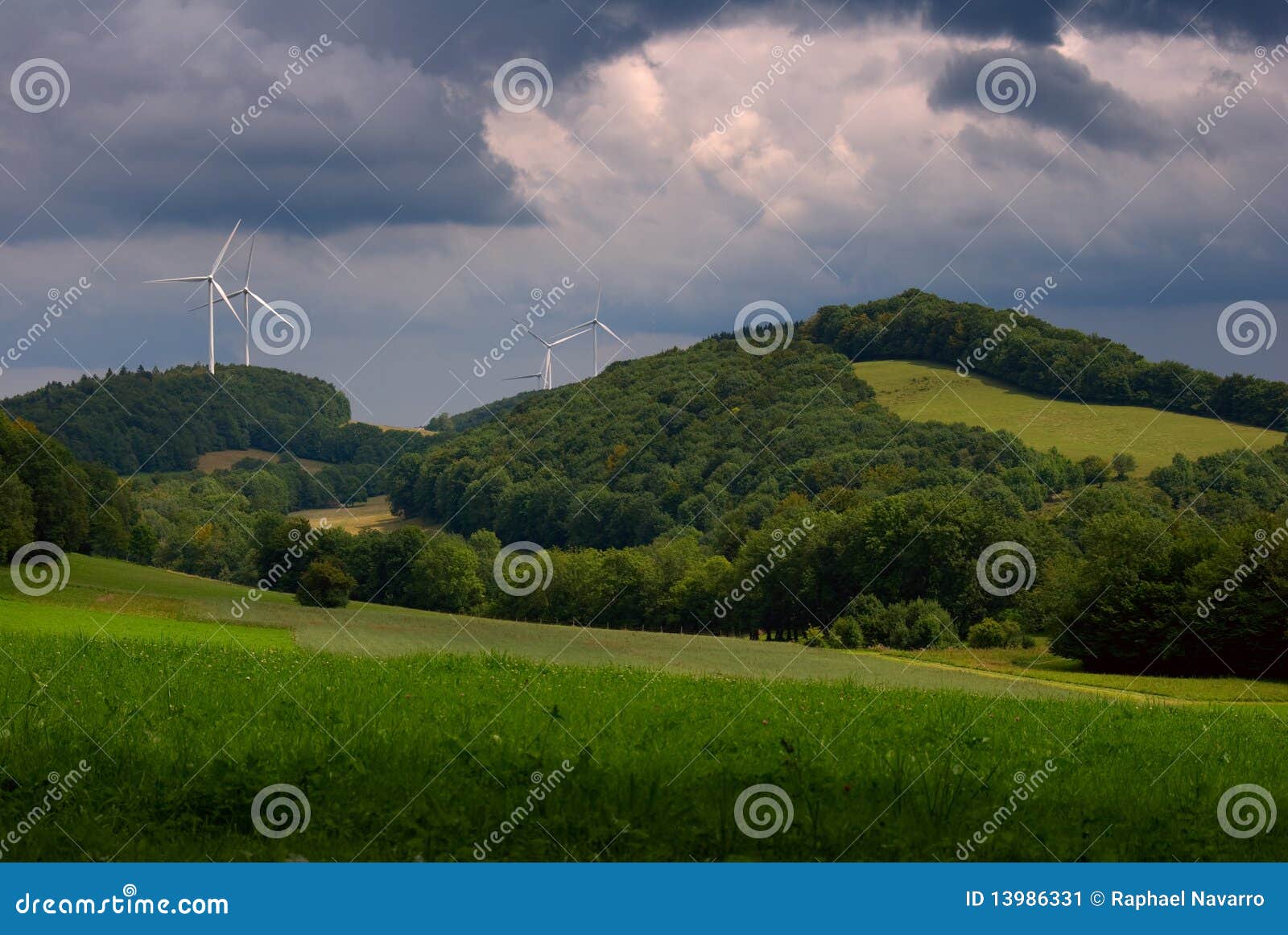 Energia eolia immagine stock. Immagine di paesaggio, nubi 13986331