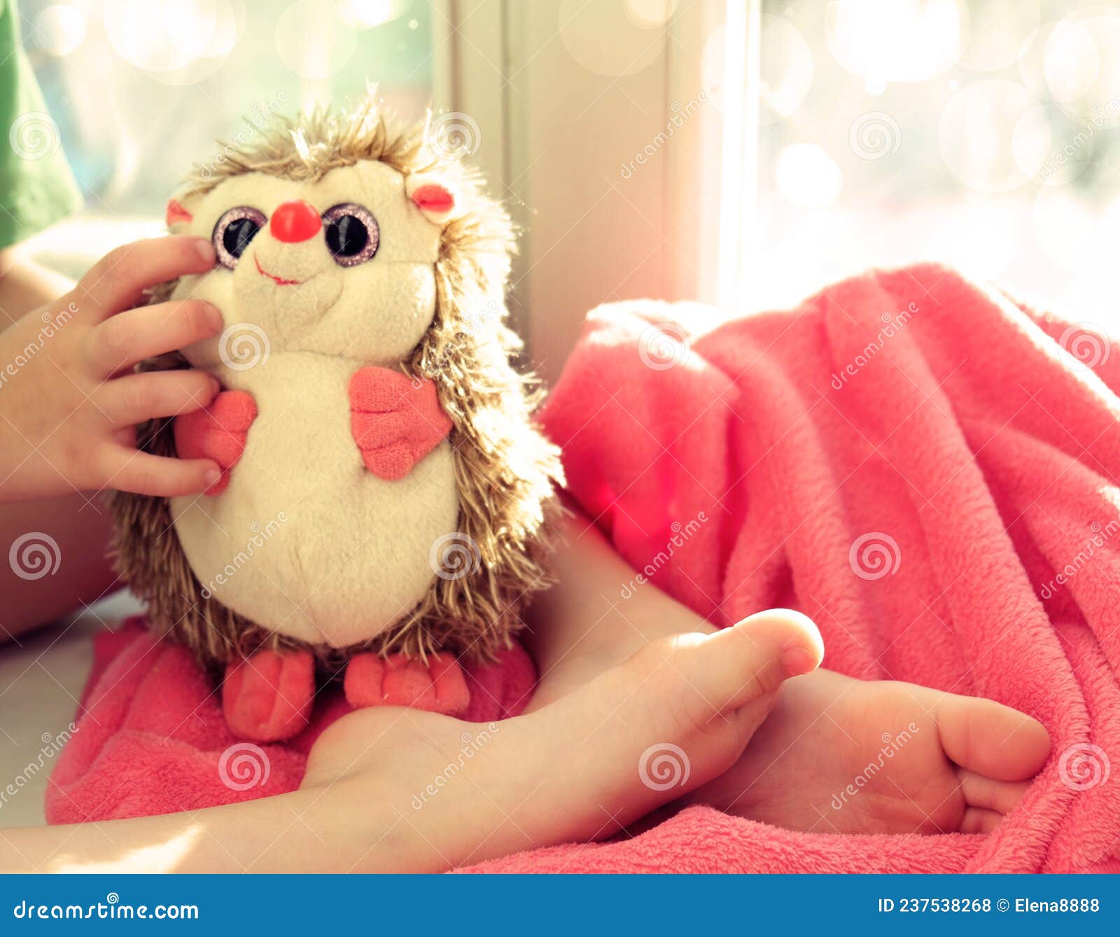 Enfant Assis Sur Le Rebord De La Fenêtre Avec Un Jouet Amusant Qui Rêve Et  Attend Des Vacances Photo stock - Image du pelucheux, drôle: 237538268