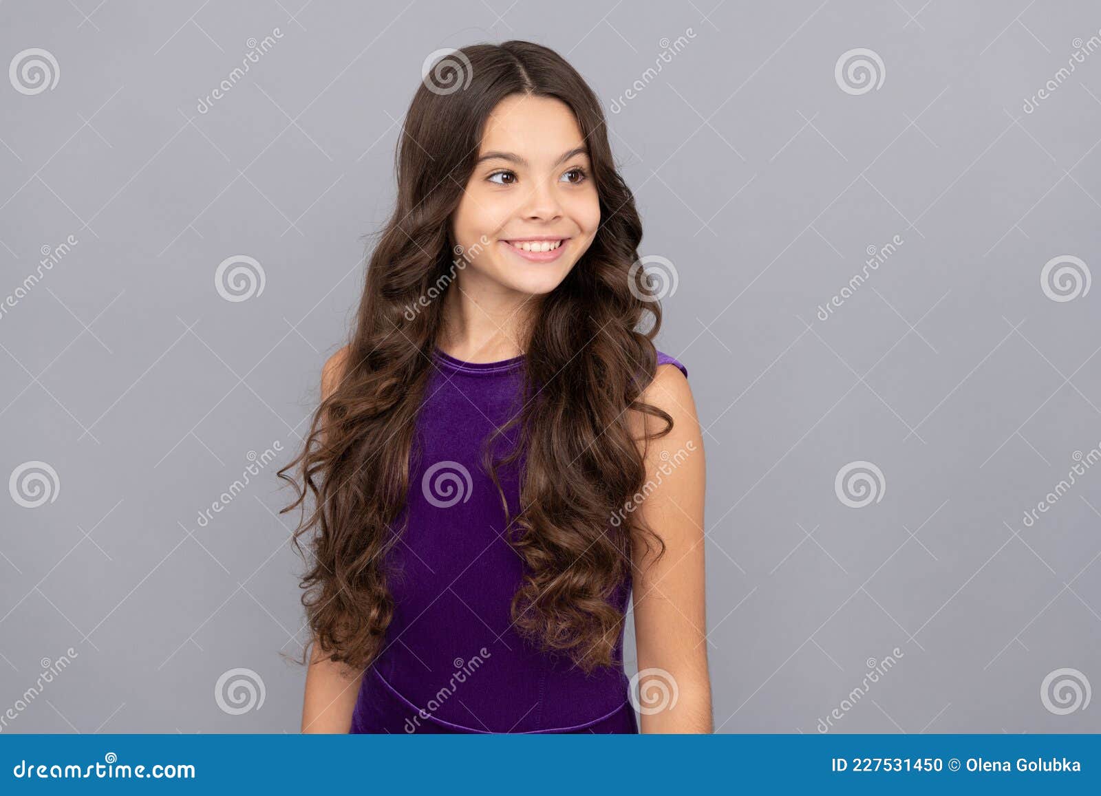 Belle Jeune Fille Souriante Adolescent Aux Longs Cheveux Bouclés