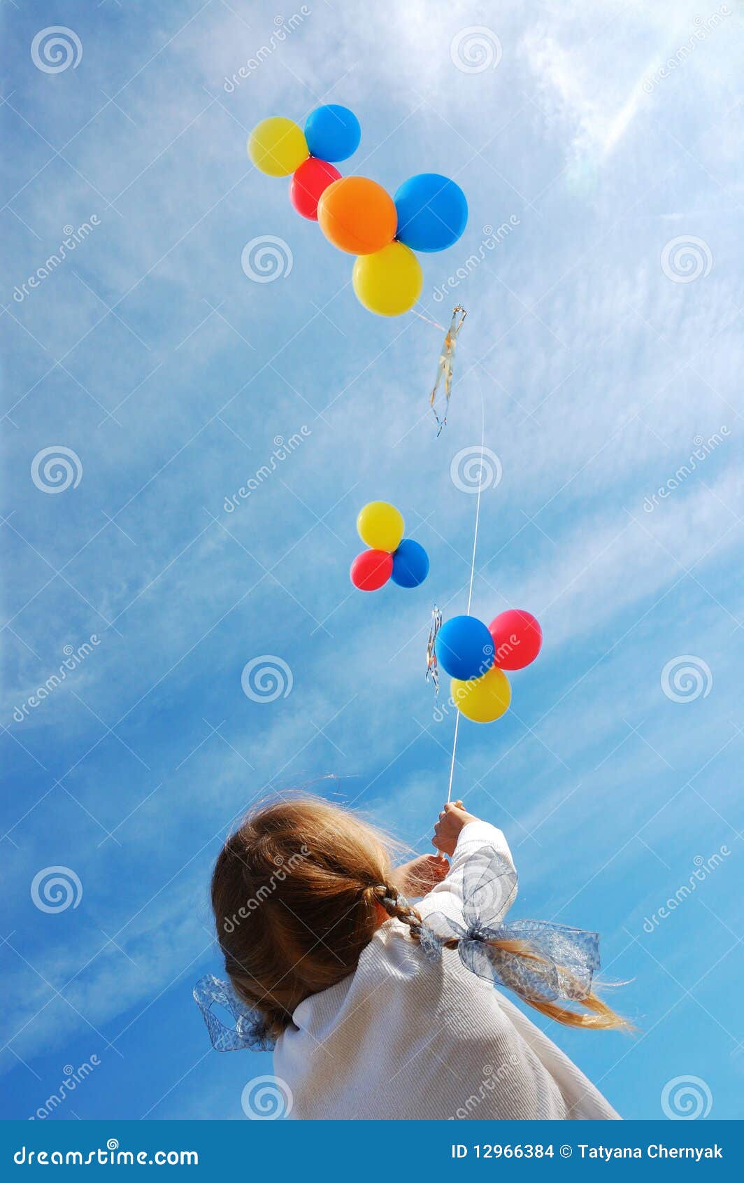 Enfant avec des ballons photo stock. Image du vacances - 12966384