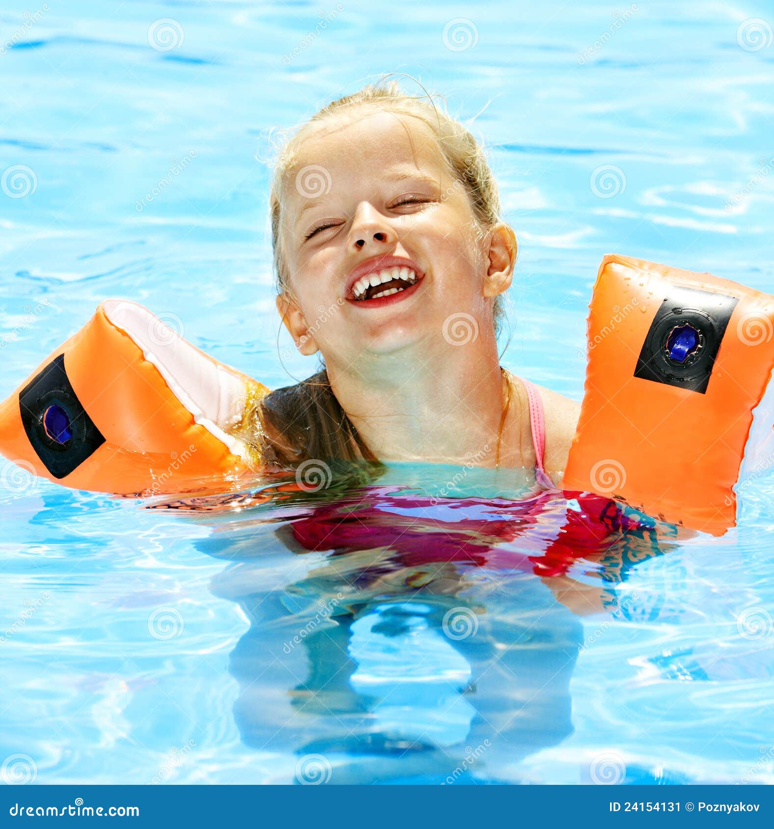 Bébé Avec Des Brassards Dans La Piscine Banque D'Images et Photos