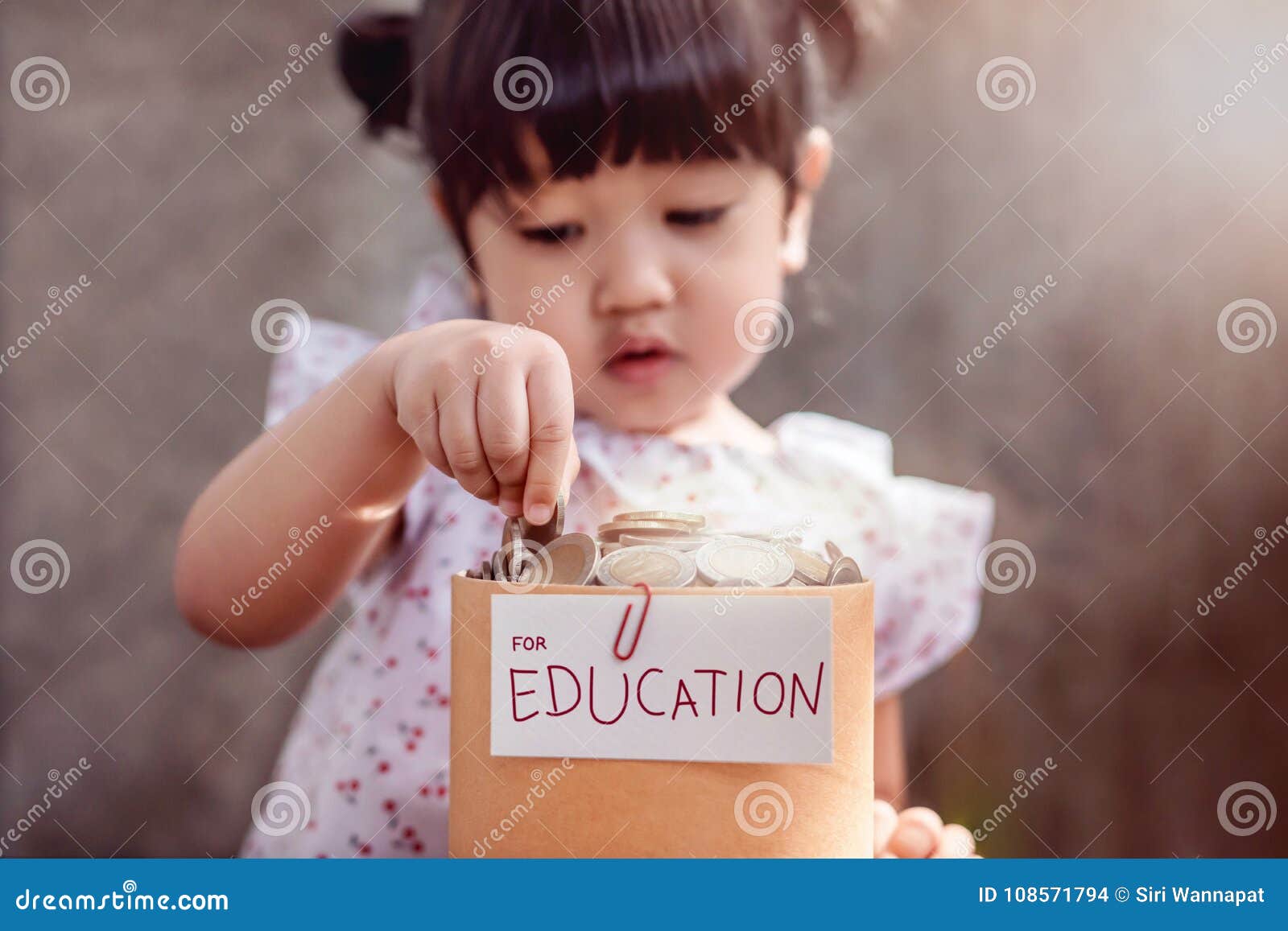 Enfant Avec L'argent D'économie Pour Le Concept D'éducation 2