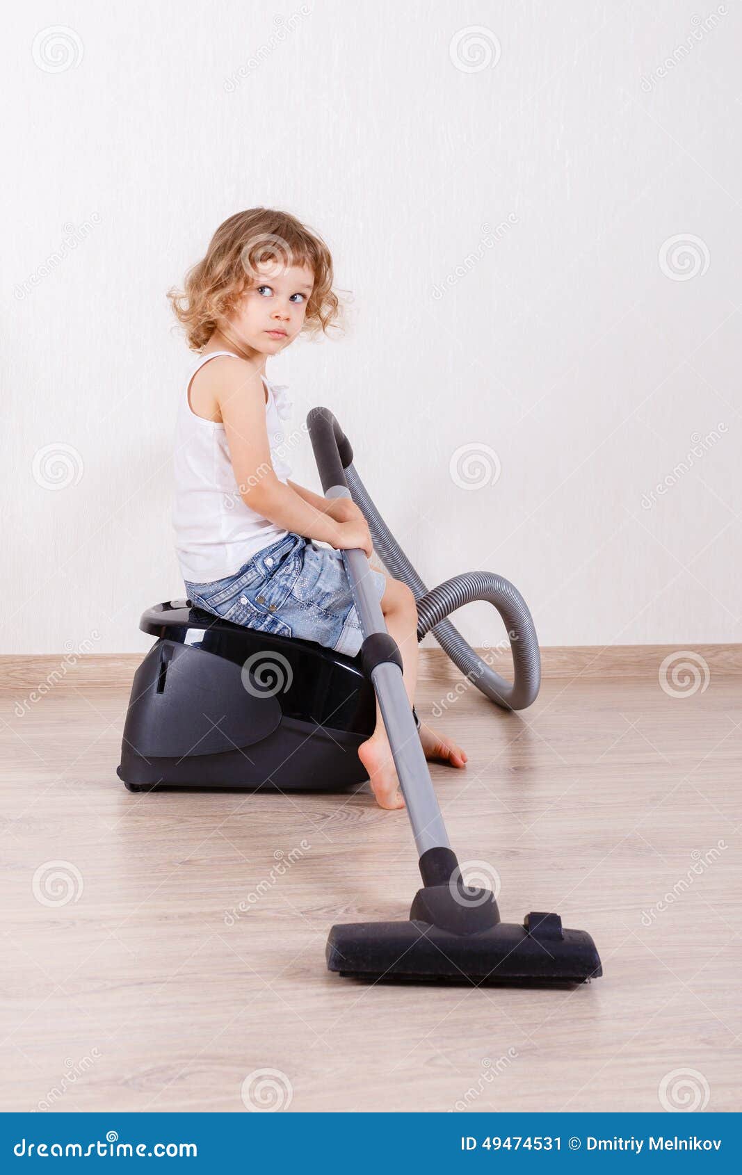 Enfant avec l'aspirateur image stock. Image du ménage - 49474531