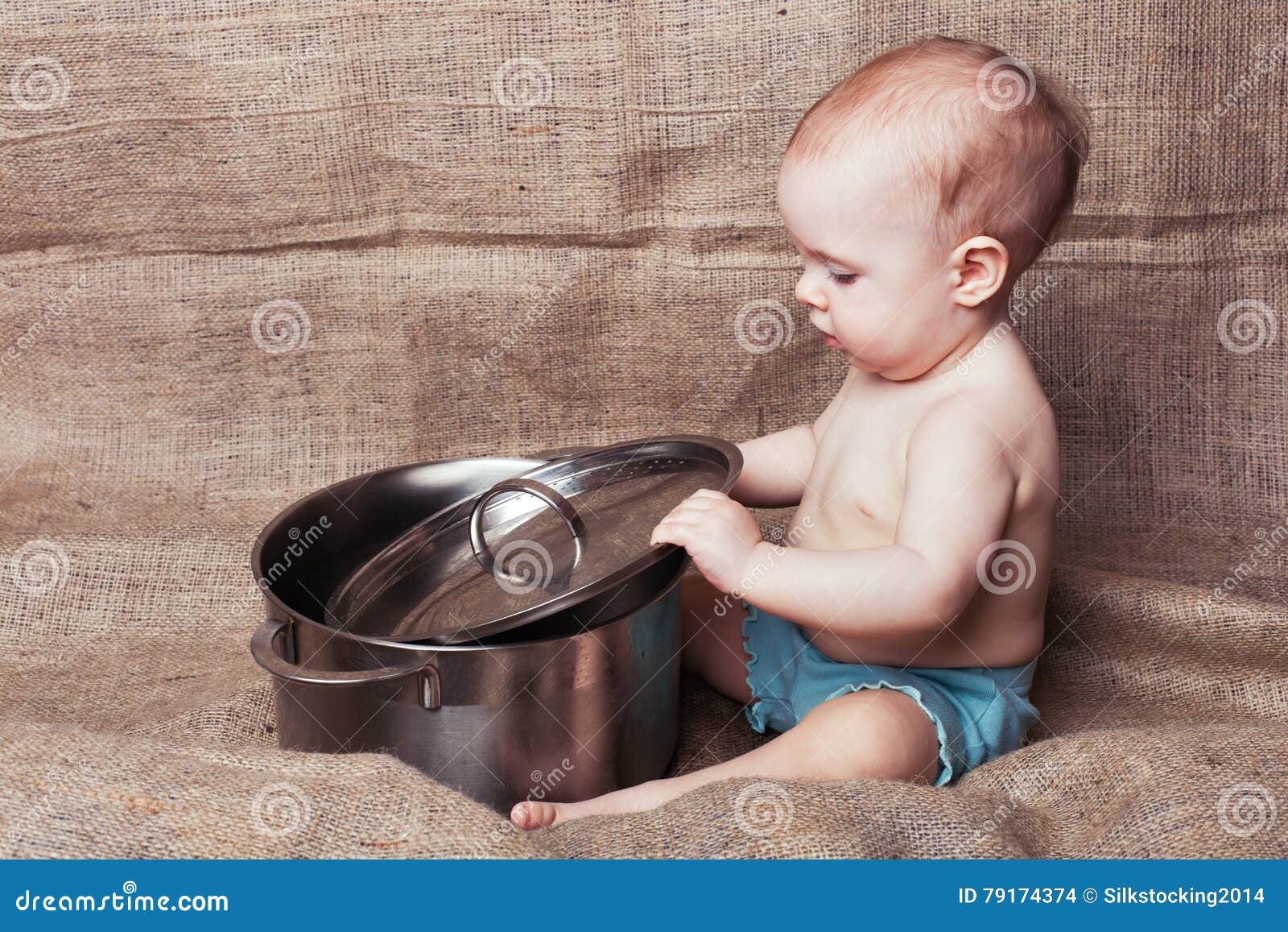 Enfant avec la casserole photo stock. Image du dîner - 79174374