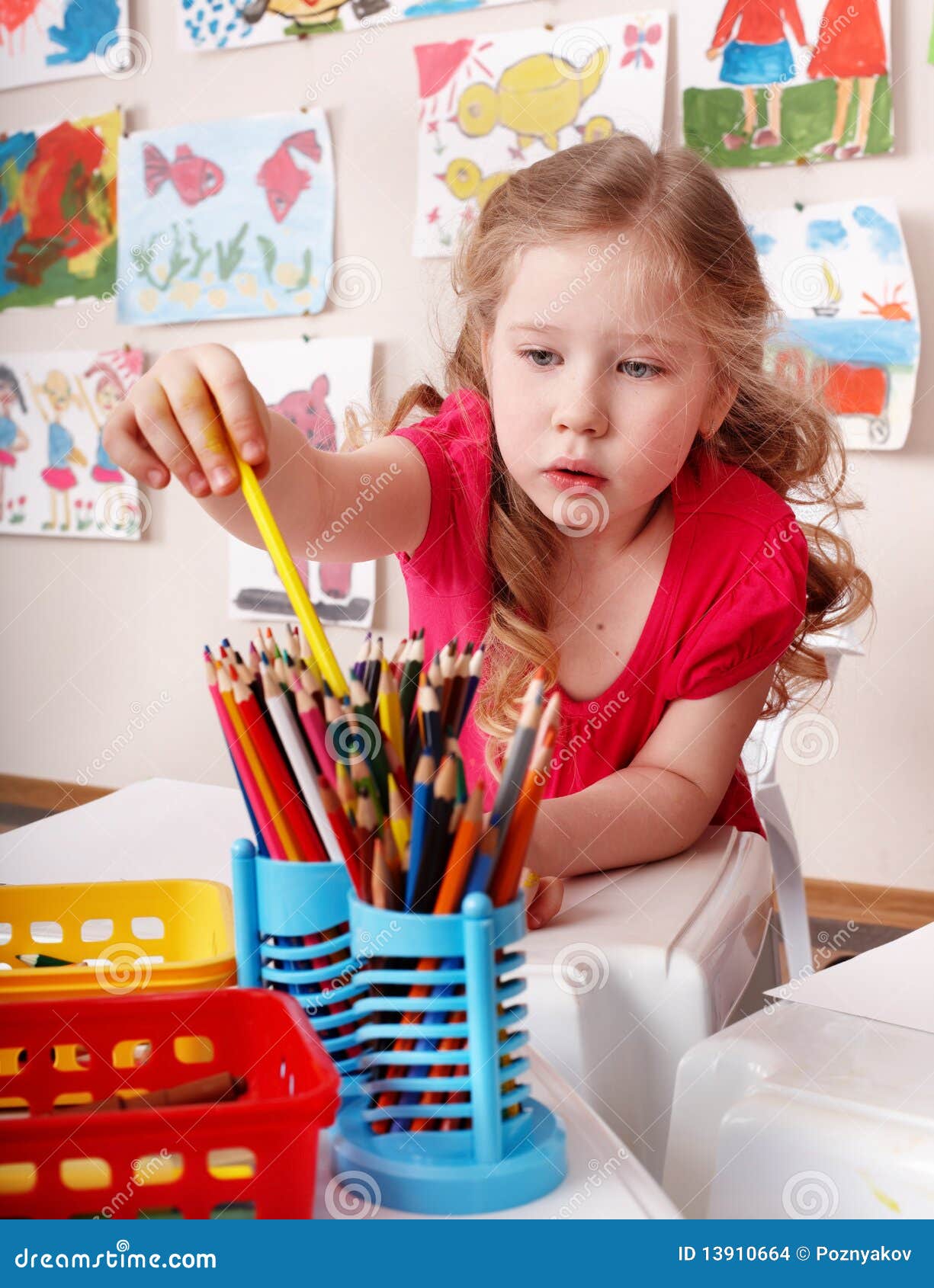 Enfant Avec Le Crayon De Couleur Dans L'école Maternelle. Photo