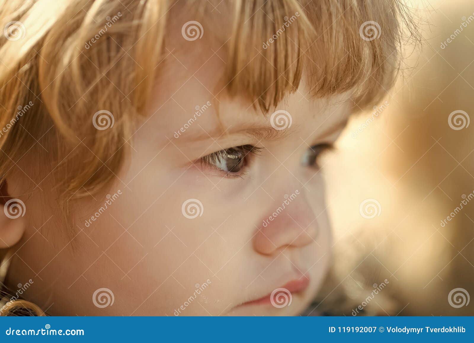 Enfant Avec Les Yeux Bruns Image Stock Image Du Enfance
