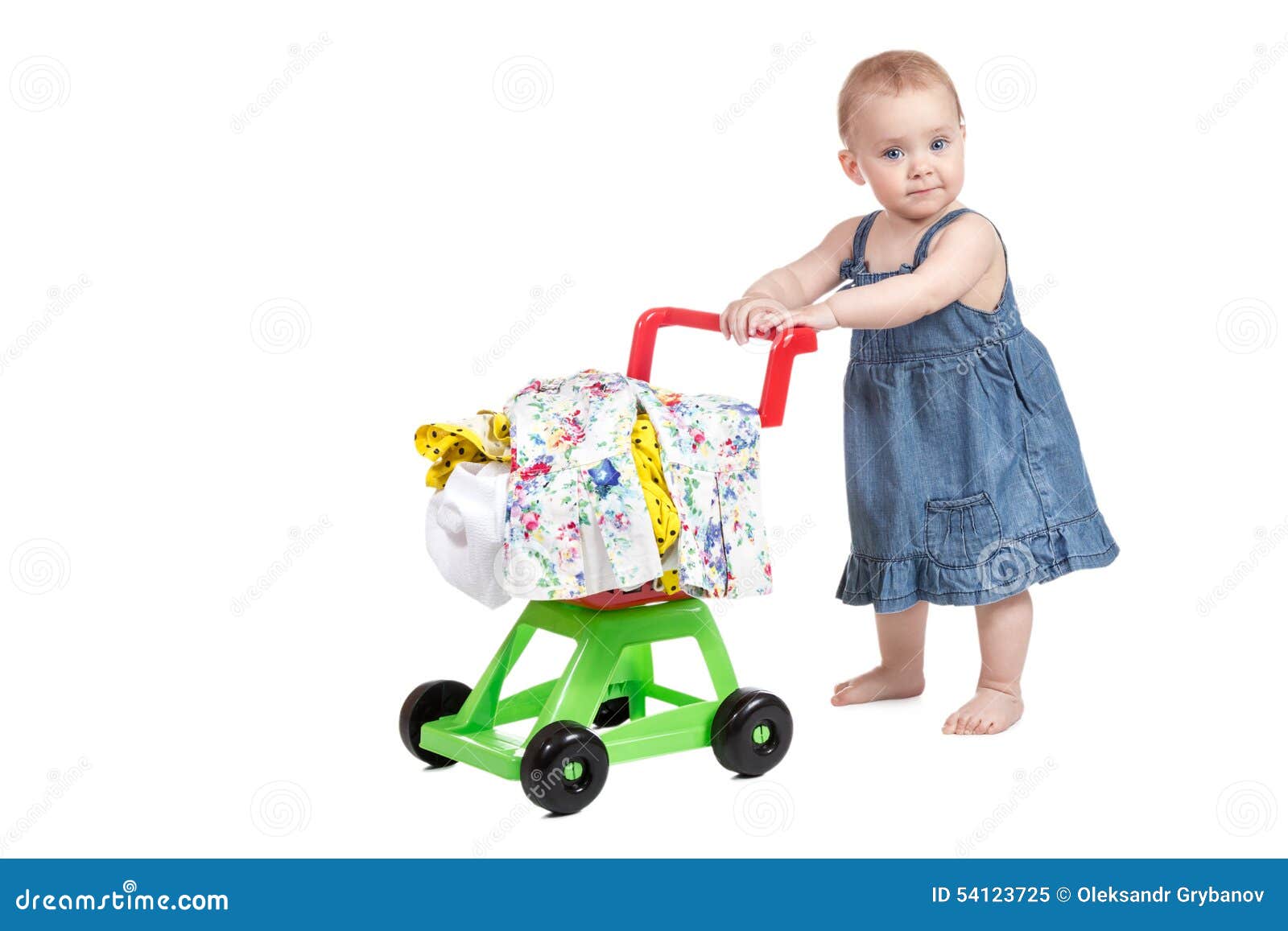 Bébé Avec Le Caddie De Jouet D'isolement Sur Le Fond Blanc Image