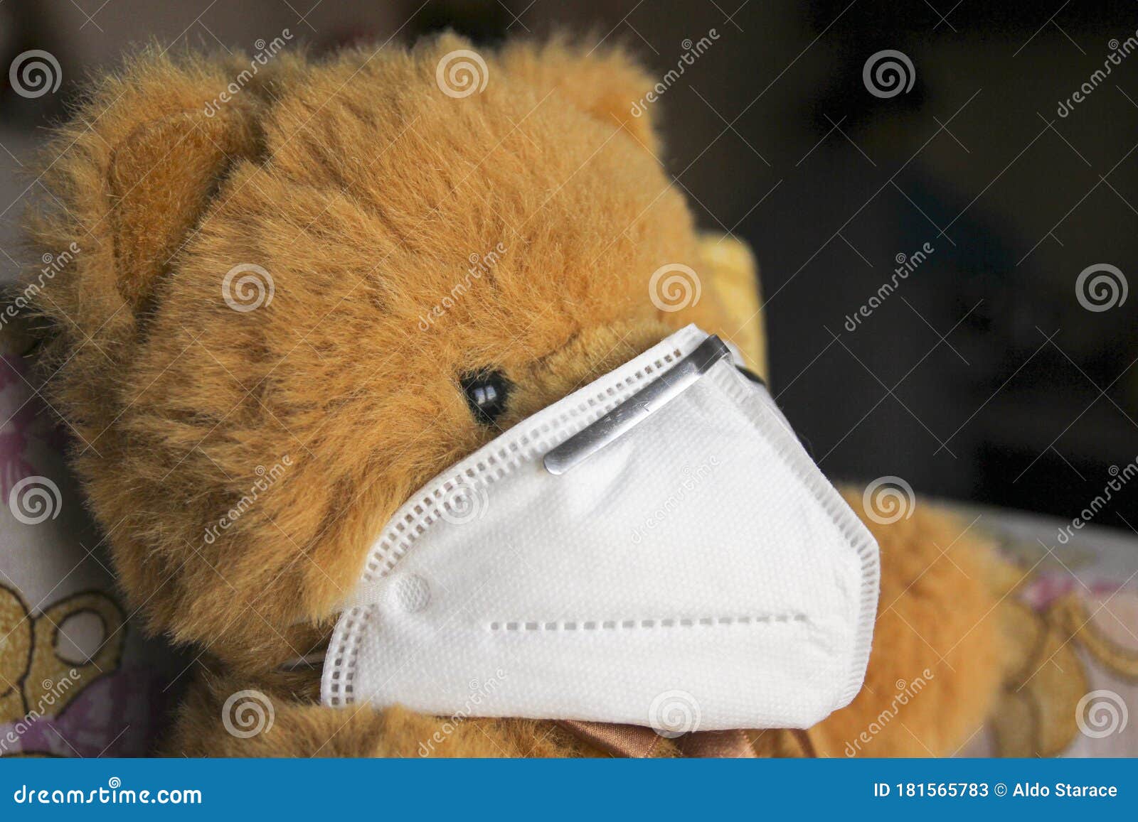 Bébé Dans Un Masque Médical Joue Avec Un Ours En Peluche. Bébé