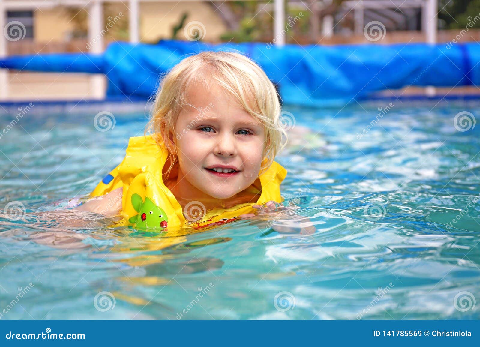Enfant D Enfant En Bas Age Utilisant Le Gilet De Sauvetage Gonflable Apprenant A Nager Dans La Piscine De Famille D Arriere Cour Image Stock Image Du Bleu Exterieur