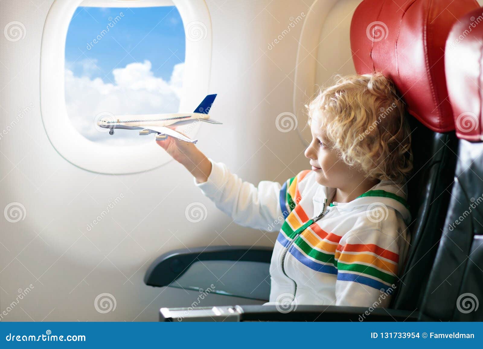 Enfant Dans L'avion Enfant Dans L'avion D'air Se Reposant Au Siège Fenêtre  Divertissement De Vol Pour Des Enfants Déplacement Ave Photo stock - Image  du enfance, preschooler: 131733954