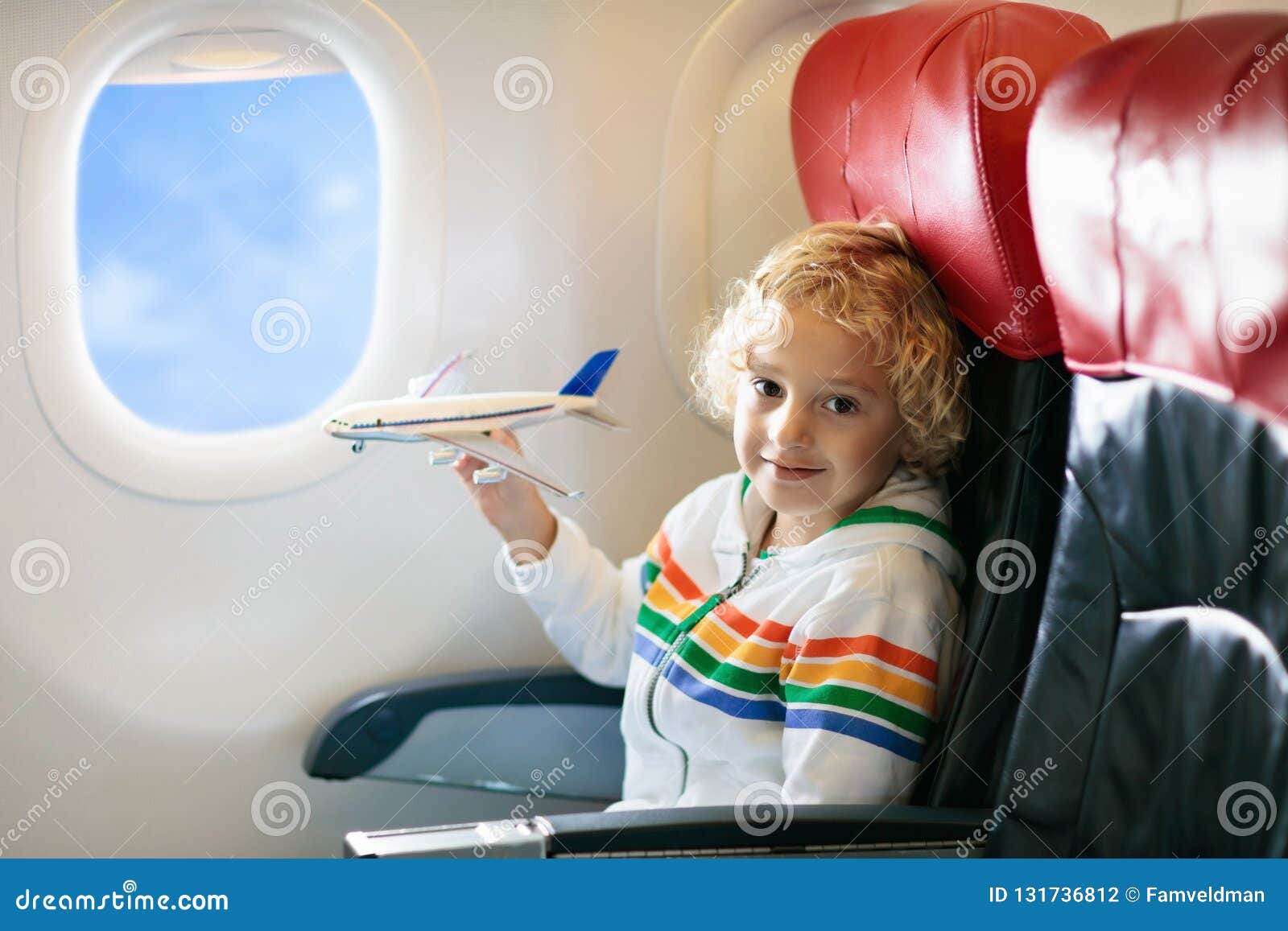 Enfant Dans L'avion Enfant Dans L'avion D'air Se Reposant Au Siège Fenêtre  Divertissement De Vol Pour Des Enfants Déplacement Ave Photo stock - Image  du ciel, enfant: 131736812