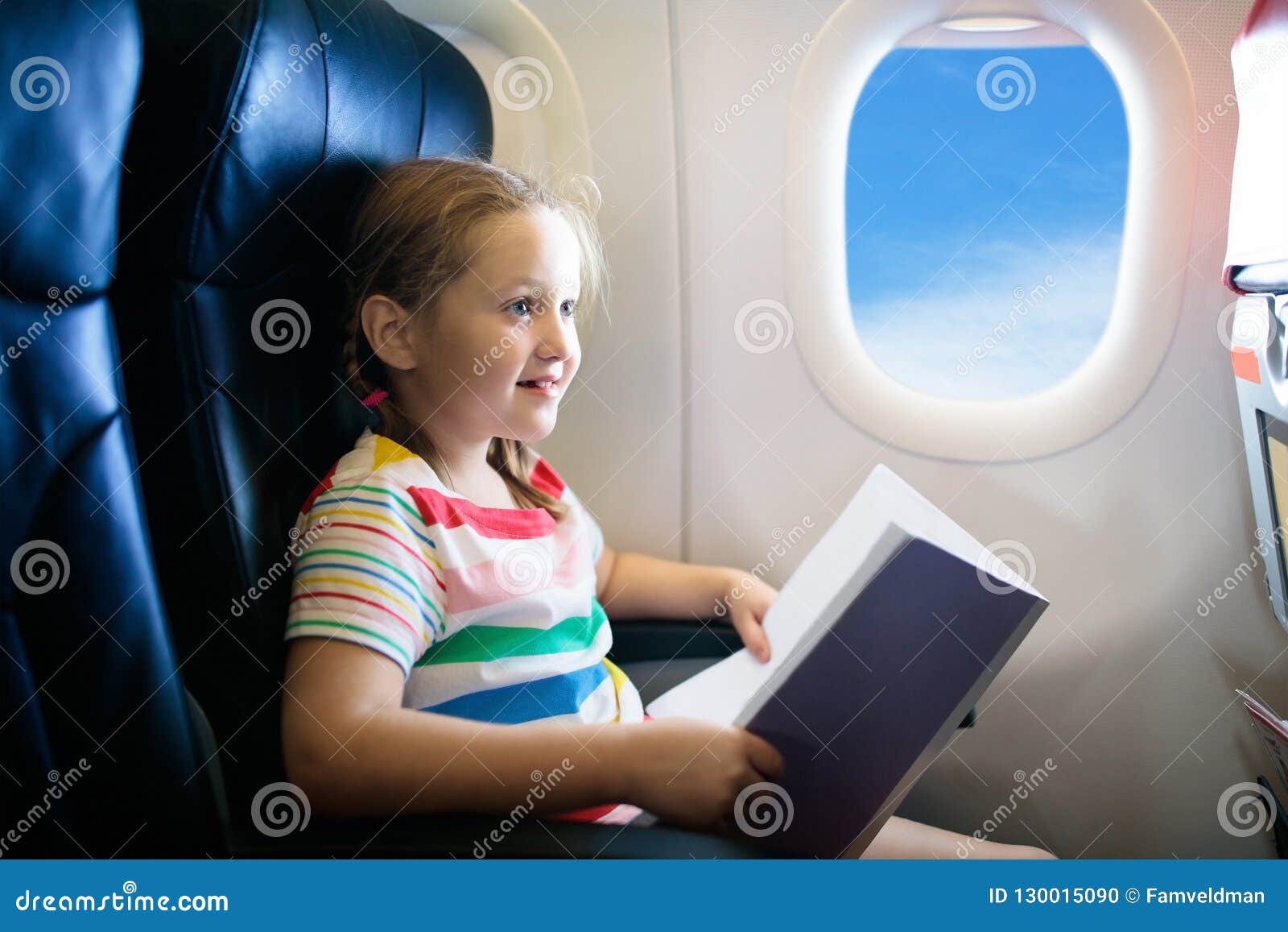 Enfant Dans L'avion Mouche Avec La Famille Voyage D'enfants Photo