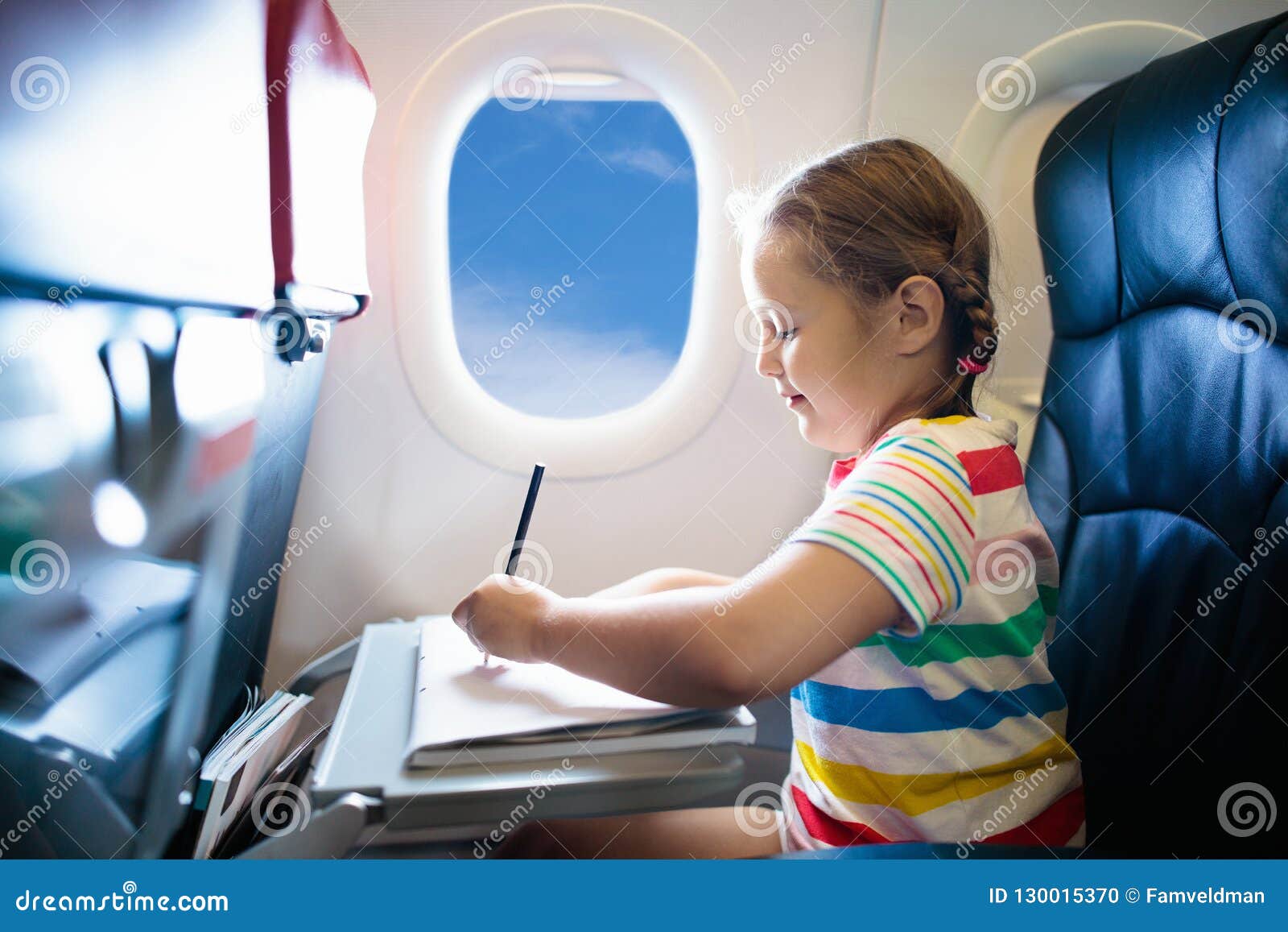 Enfant Dans L'avion Mouche Avec La Famille Voyage D'enfants Photo