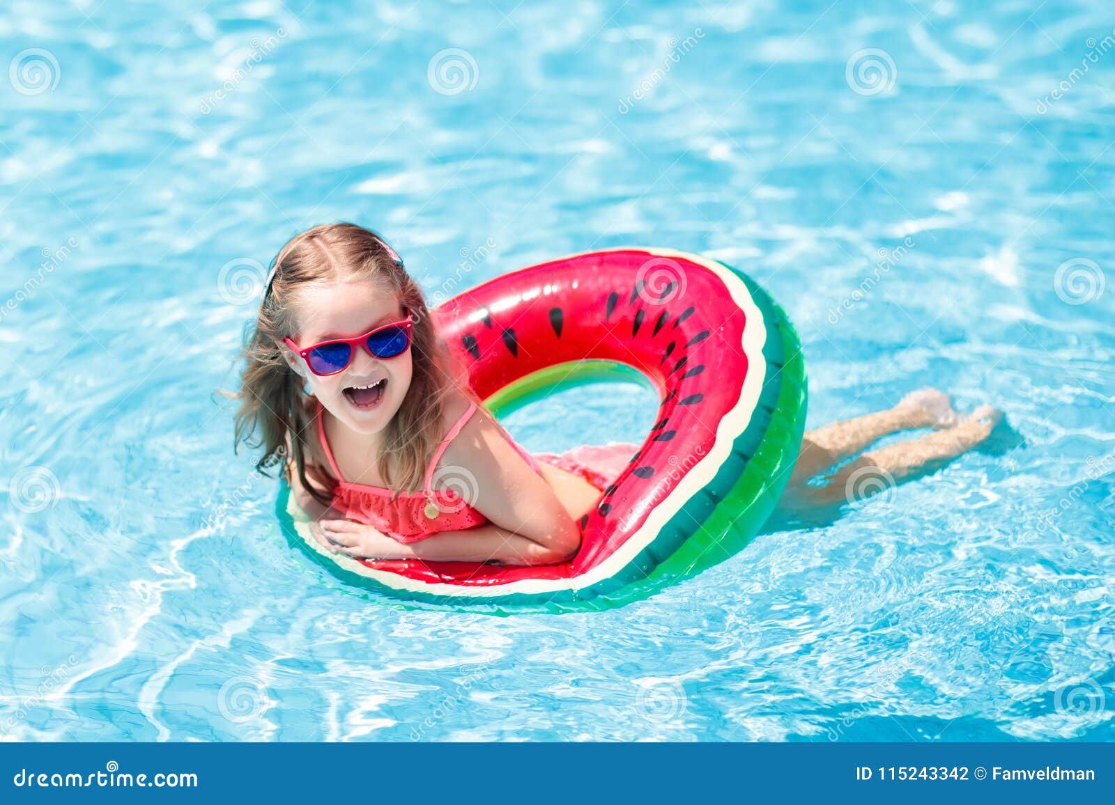 Enfant Dans La Piscine Bain D Enfants Jeu De L Eau Photo Stock Image Du Activite Gonflable Enfant Dans La Piscine Bain D Enfants Jeu De L Eau Photo Stock Image Du Activite Gonflable