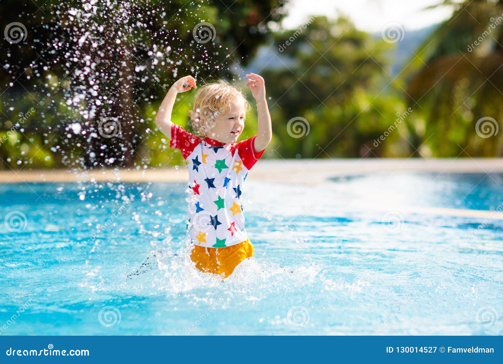 Enfant Dans La Piscine Vacances D'été Avec Des Enfants Image stock - Image  du enfant, pièce: 130014527