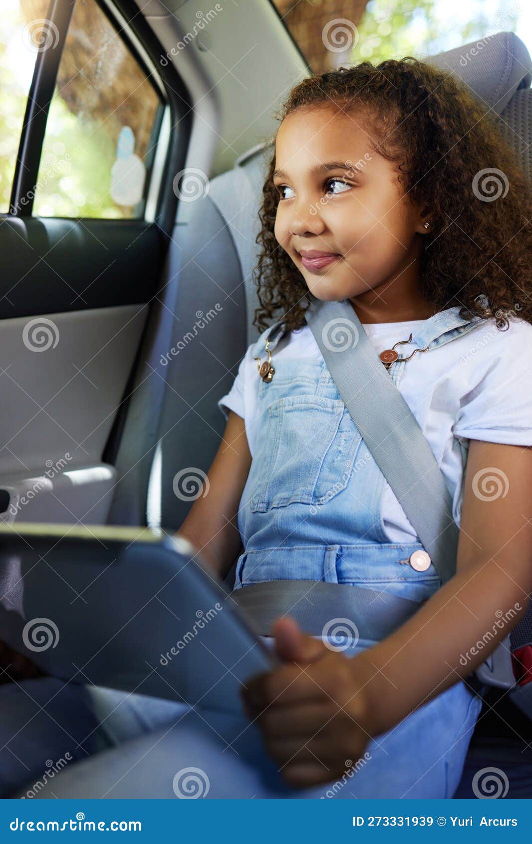 Enfant Dans La Voiture Sourire Et Tablette Sur La Route Voyage