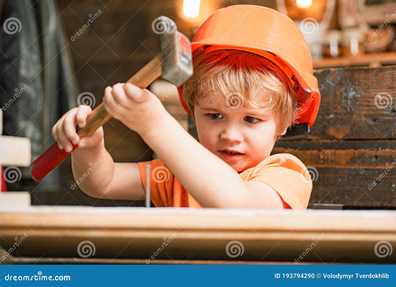 Petit Garçon Mignon Avec Un Marteau Photo stock - Image du maillet