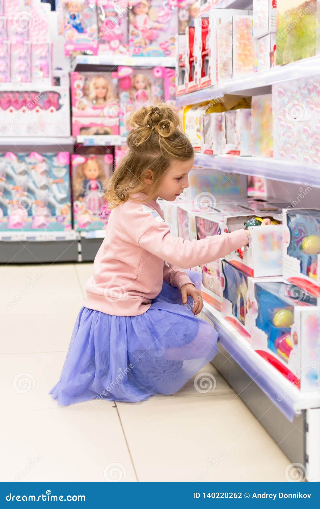 Enfant Dans Le Magasin De Jouet Petite Fille Dans Le Magasin De Jouet  Regardant Des Jouets Photo stock - Image du hypermarché, assez: 140220262