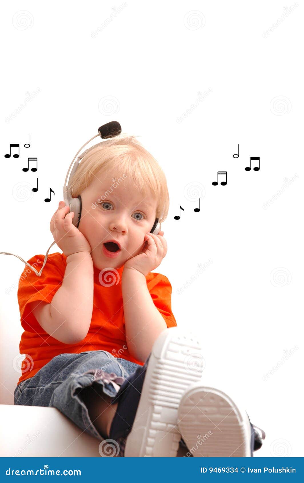 Enfant De 2 Ans De Musique De écoute Photo stock - Image du