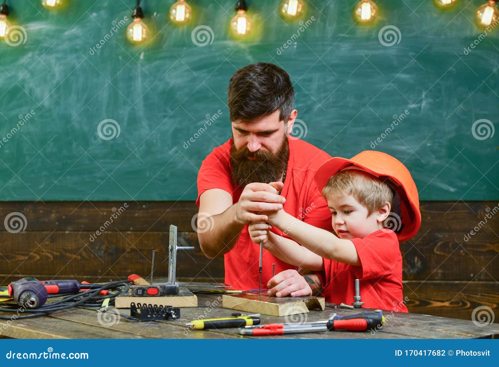 Enfant De Garçon Occupé Dans Le Casque De Protection à Apprendre à Utiliser  Le Tournevis Avec Papa. Travail D'équipe Dans Le Conce Photo stock - Image  du parent, enfant: 170417682