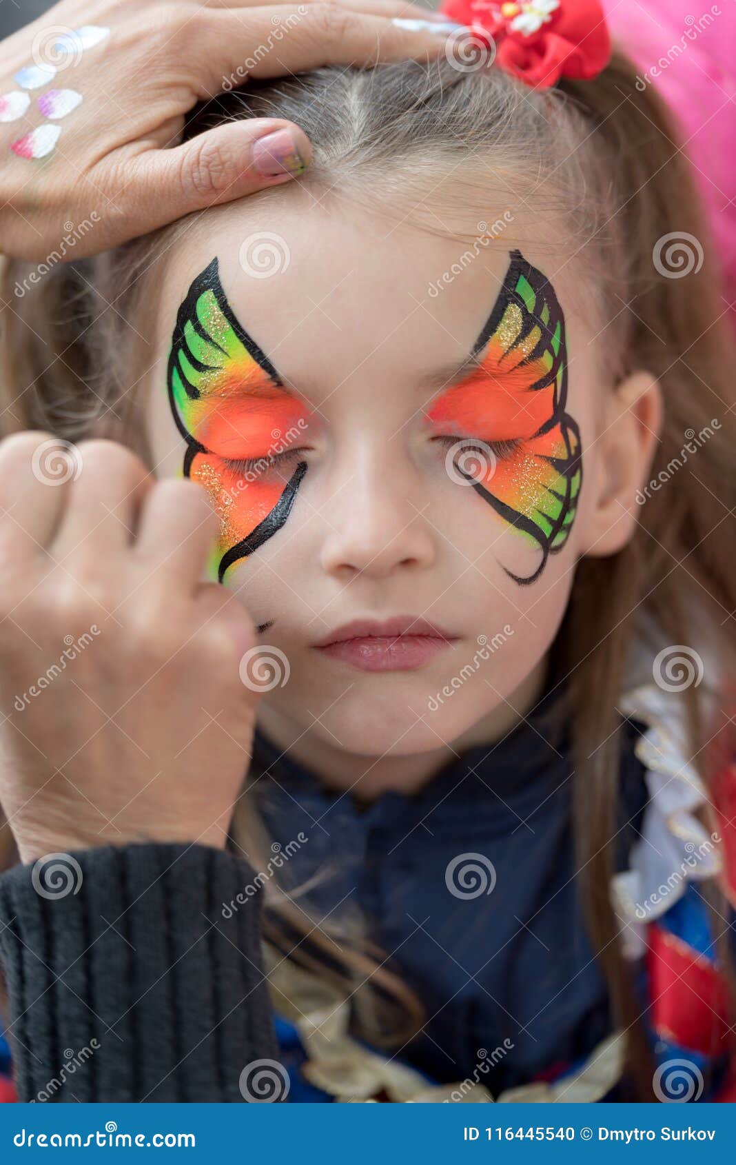 Enfant De Masque De Peinture De Visage Photo stock - Image du