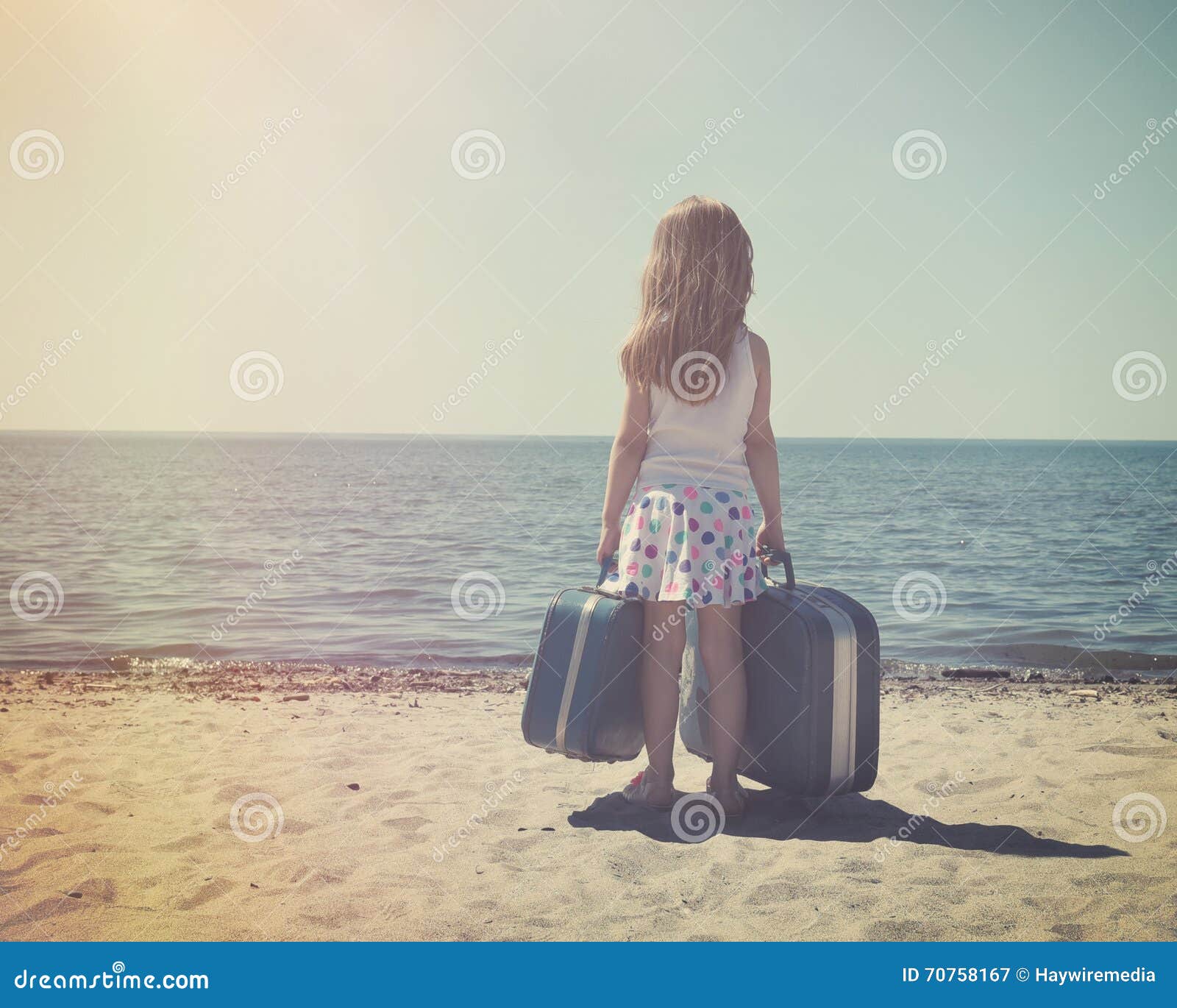 Enfant De Vintage Chez Sunny Beach Avec La Valise De Voyage Image Stock Image Du Exterieur Horizon Enfant De Vintage Chez Sunny Beach Avec La Valise De Voyage Image Stock Image Du Exterieur Horizon