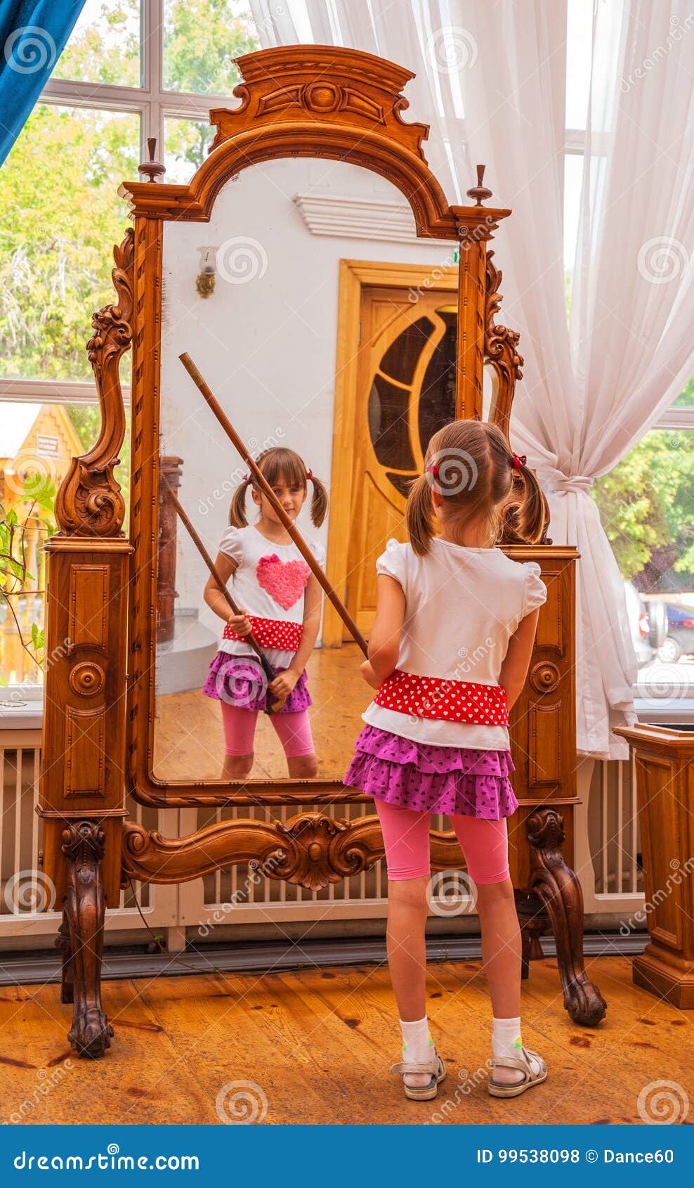 Enfant Devant Un Miroir Antique Photo Stock Image Du Trame Assez Enfant Devant Un Miroir Antique Photo Stock Image Du Trame Assez