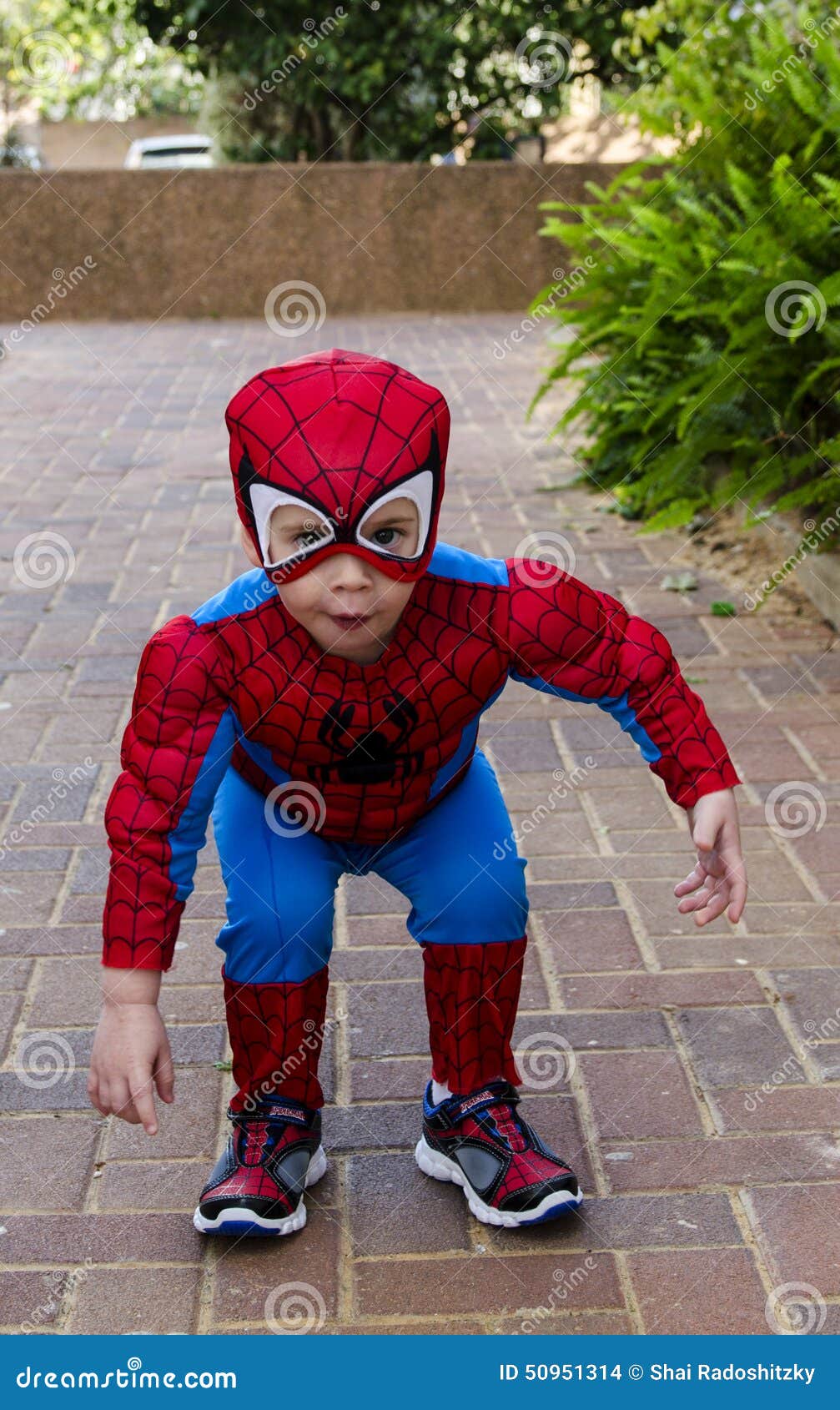 Enfant En Bas âge Dans Un Costume De Spider-Man Image stock