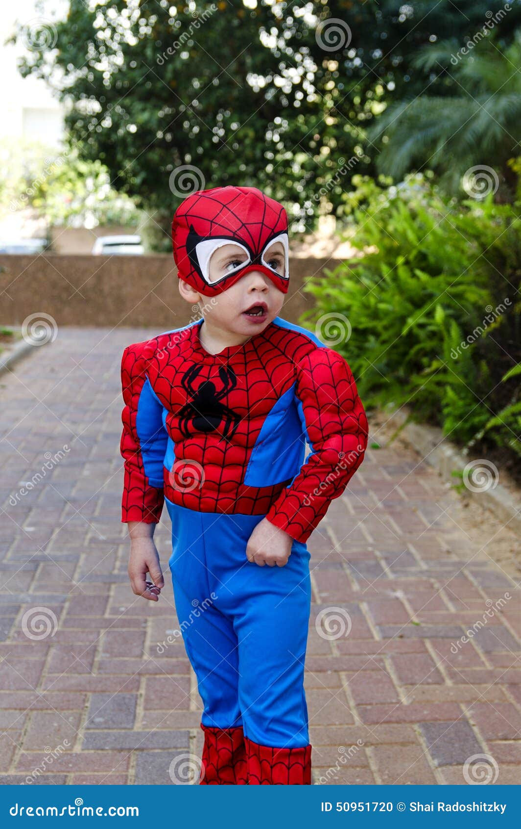 Enfant En Bas âge Dans Un Costume De Spider-Man Image éditorial