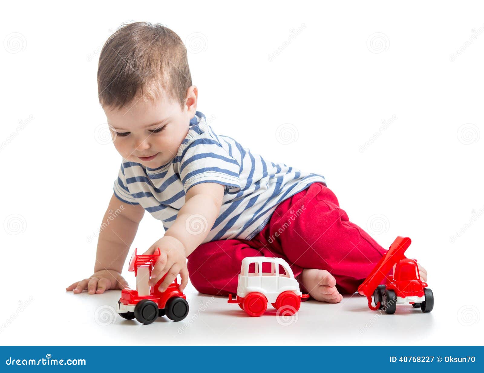 Enfant En Bas Âge, Petit Garçon Jouant Avec Une Balle De Jouet Gonflable,  Ours En Peluche. Joli Bébé En Bonne Santé Et Heureux Âgé De 12 À 36 Mois  Portant Un Tee-shirt