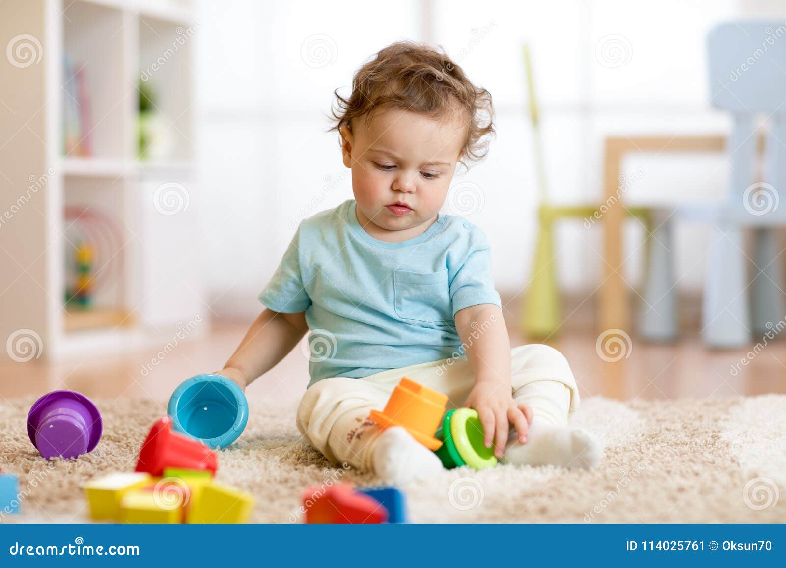 Bébé Garçon Jouant Des Jouets Colorés à La Maison Ou à La Crèche Jouets  éducatifs Pour Enfants D'âge Préscolaire