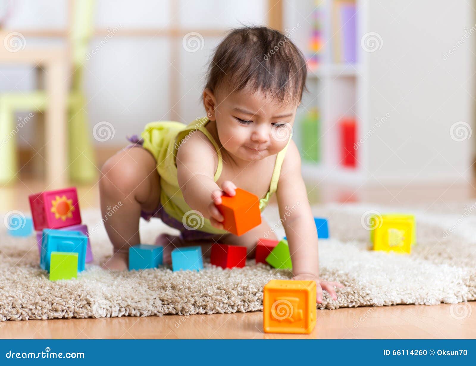 Bébé Mignon Joue Avec Des Jouets éducatifs. Jouets Pour Jeunes Enfants.  Intérieur De La Crèche D'un Petit Garçon.