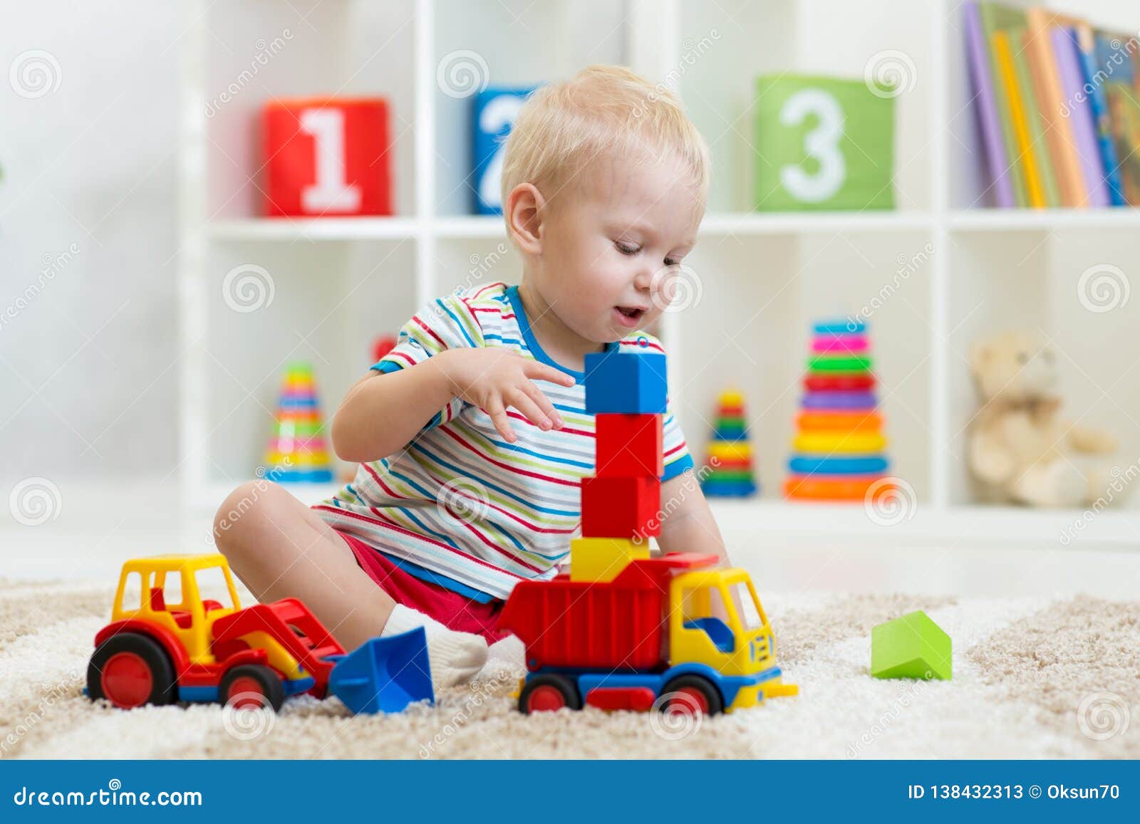 Enfant Heureux Jouant Avec Une Grosse Voiture De Jouet Noire à La Maison  Focus Sur L'enfant