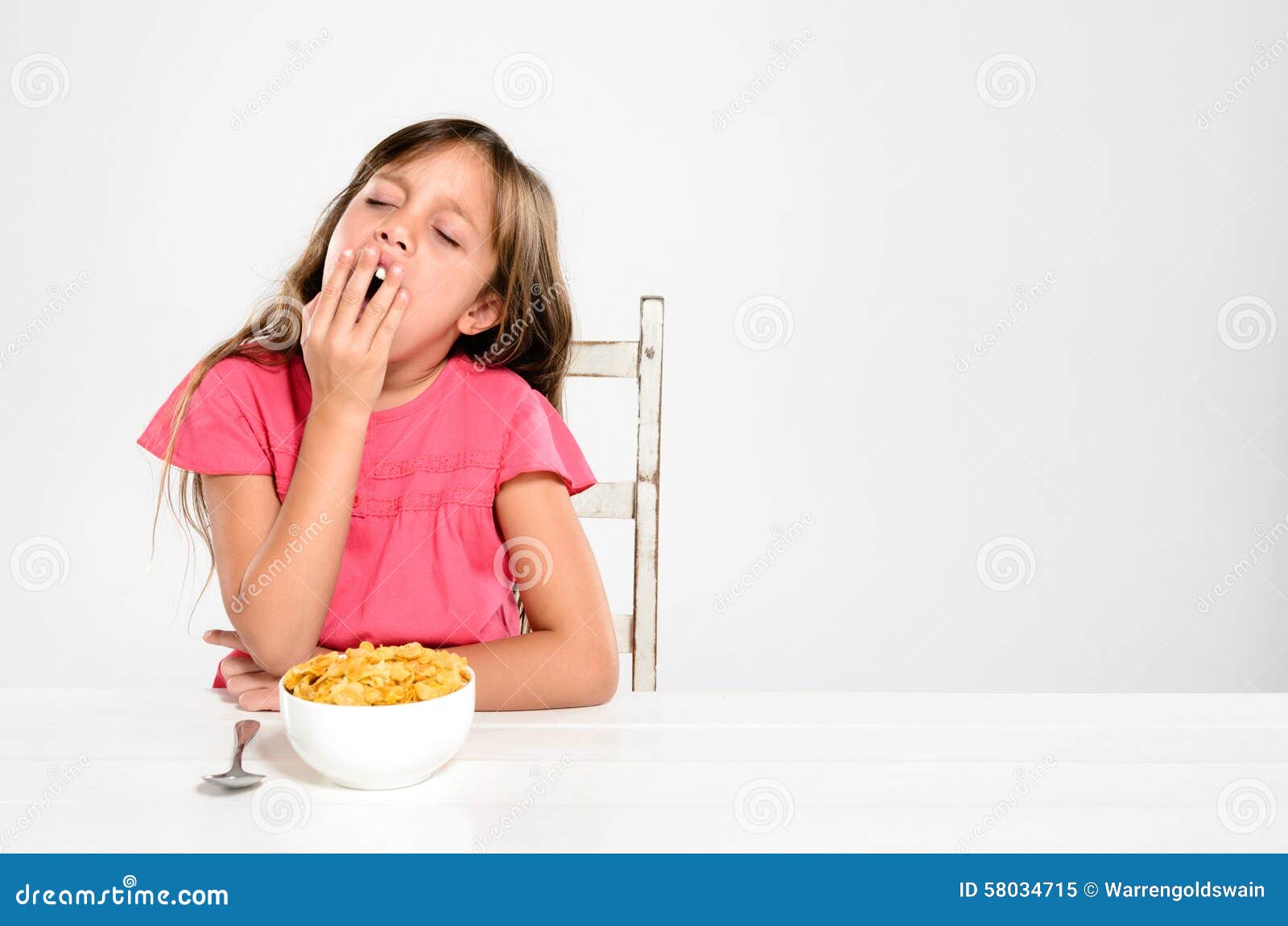 Enfant En Bas âge Fatigué Avec Le Bol De Céréale De Petit Déjeuner Image  stock - Image du caucasien, espace: 58034715