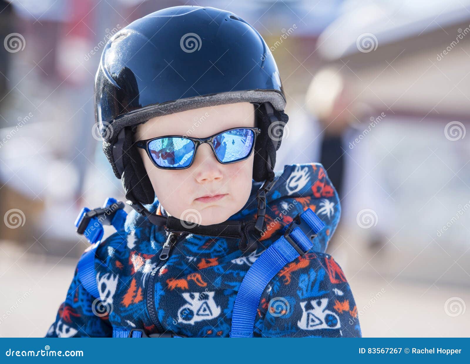 Enfant En Bas âge Habillé Sans Risque Pour Skier Avec Le Casque