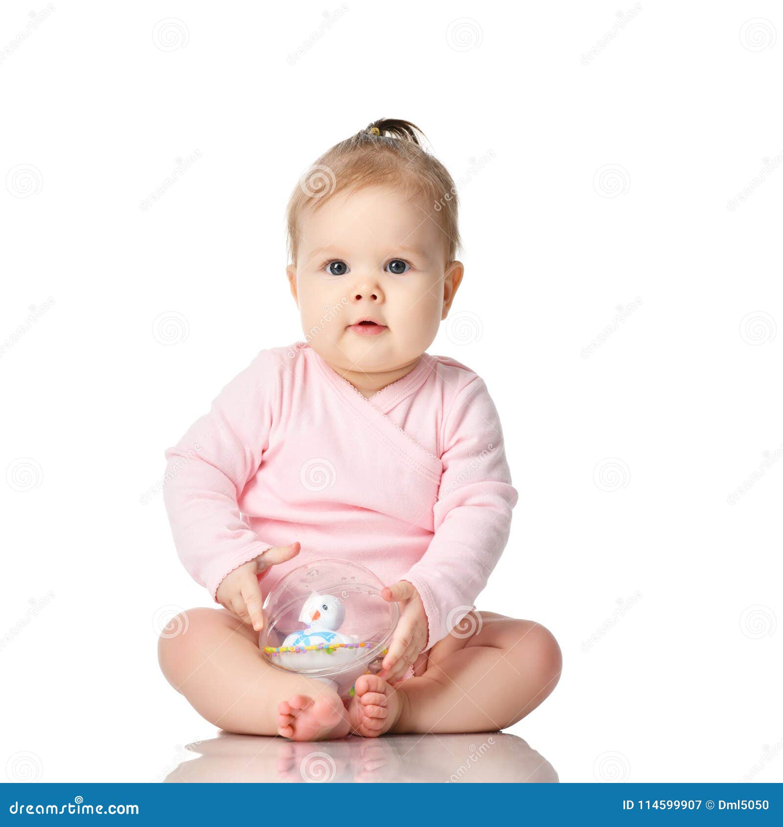 Enfant En Bas Age Infantile De Bebe D Enfant De 8 Mois S Asseyant Dans Le Canard Rose De Chemise Dans Le Jouet De Boule Sur Un Bl Image Stock Image Du Visage