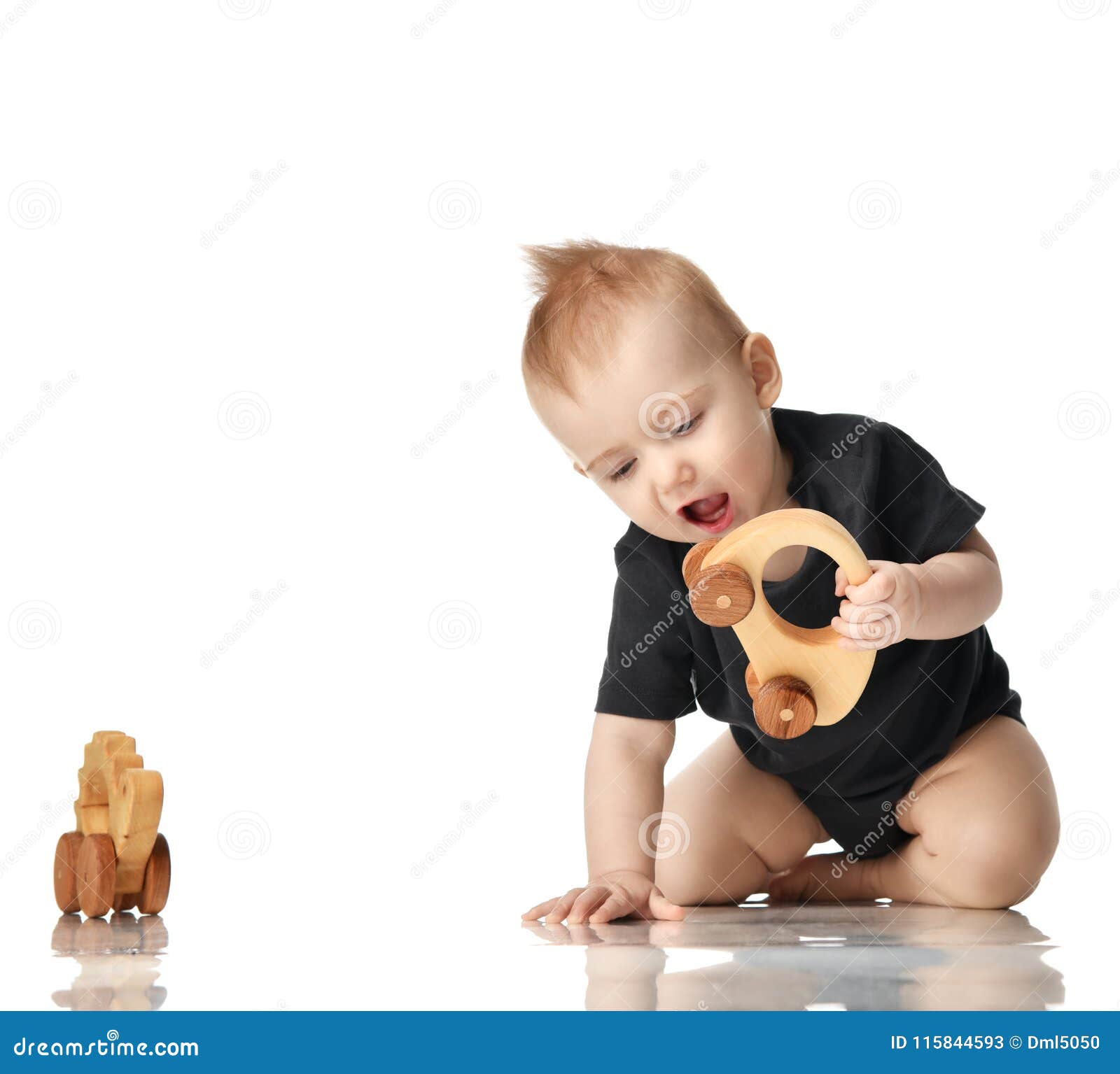 Enfant En Bas âge Infantile De Bébé D'enfant De 8 Mois S'asseyant Dans Le  Jeu Noir De Chemise Avec Le Jouet En Bois Image stock - Image du sain,  gens: 115844593